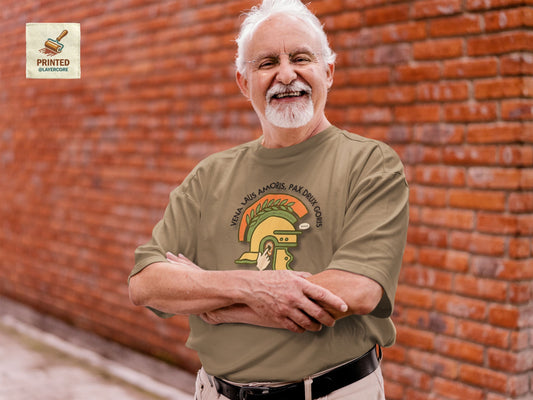 Vena Laus Amoris T-Shirt mit römischem Helm und Laus am Ohr Illustration – Bayrischer Latein-Humor für Lehrer. Getragen von einem älteren Mann.