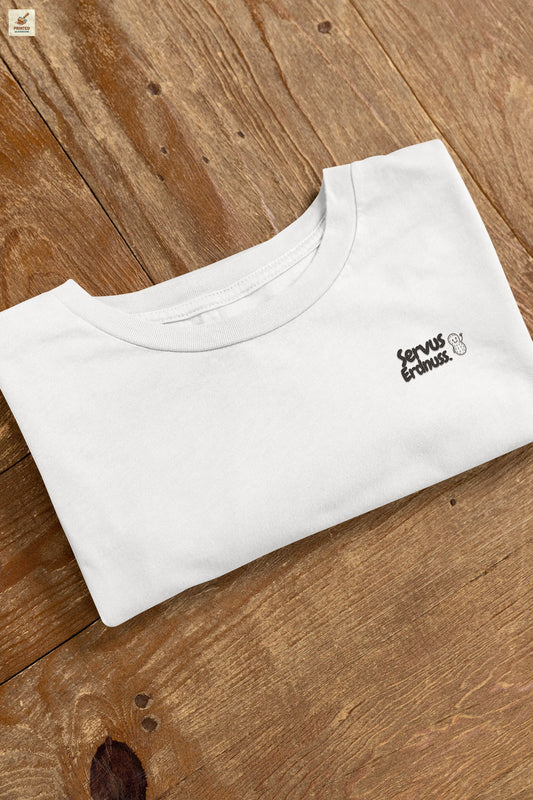 Servus Erdnuss Brustmotiv mit Dialekt-Text und kleiner Erdnussfigur auf weißem Shirt
