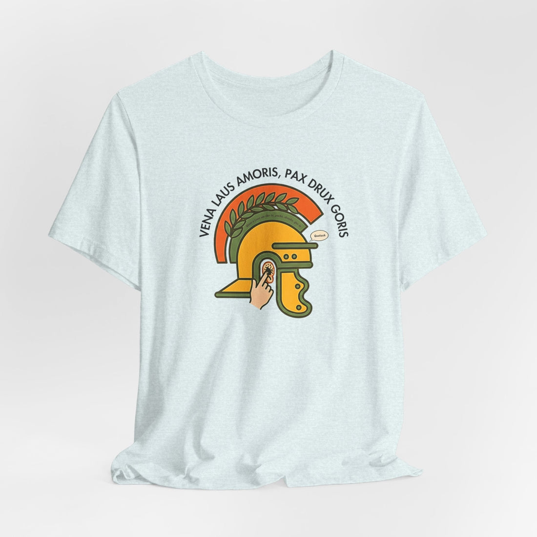 Minimalistisches T-Shirt mit römischem Helm und subtil-witzigem lateinischen Spruch – intelligenter Humor als modernes Design.