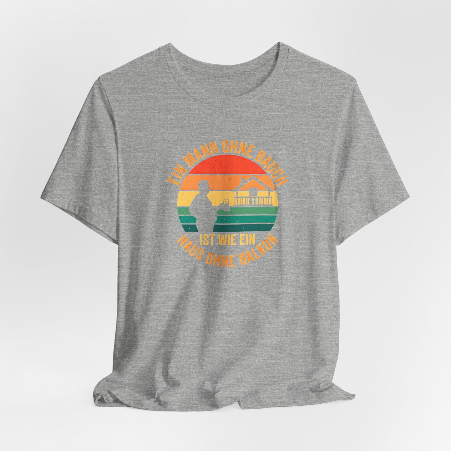 Nahaufnahme des hochwertigen Textildrucks auf dem grauen T-Shirt. Das runde Retro-Design zeigt die Silhouette eines Mannes mit Bierkrug neben einem Haus mit prominentem Balkon vor einem gestreiften Sonnenuntergang. Der Text "EIN MANN OHNE BAUCH IST WIE EIN HAUS OHNE BALKON" umrahmt das Motiv in einer Vintage-Schriftart. Der Druck ist scharf, die Farben sind deckend, aber nicht gummiartig, was auf eine hohe Qualität hindeutet. Man erkennt die weiche Textur der Baumwolle des Bella Canvas 3001 Shirts.
