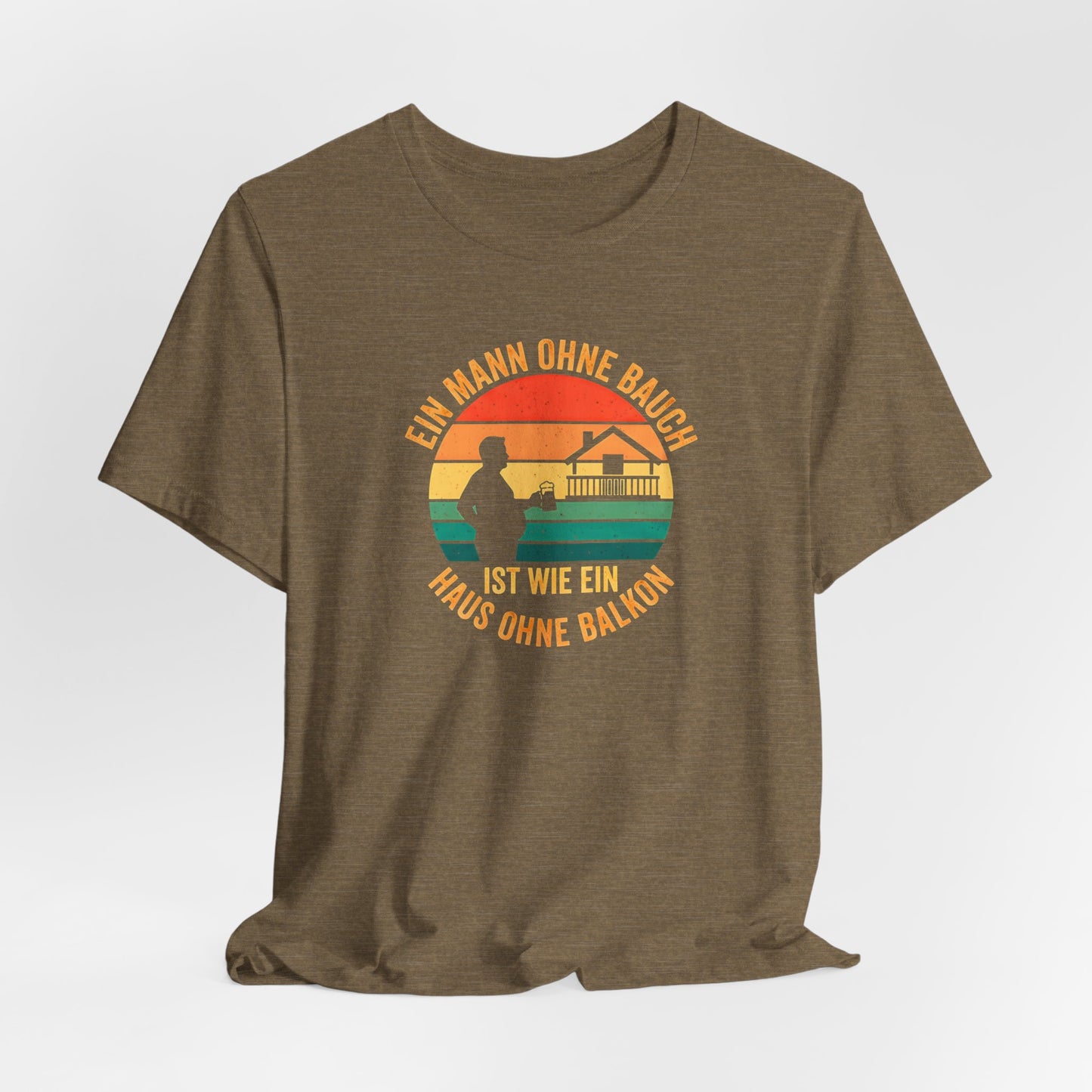 Nahaufnahme des hochwertigen Textildrucks auf dem olivfarbenem T-Shirt. Das runde Retro-Design zeigt die Silhouette eines Mannes mit Bierkrug neben einem Haus mit prominentem Balkon vor einem gestreiften Sonnenuntergang. Der Text "EIN MANN OHNE BAUCH IST WIE EIN HAUS OHNE BALKON" umrahmt das Motiv in einer Vintage-Schriftart. Der Druck ist scharf, die Farben sind deckend, aber nicht gummiartig, was auf eine hohe Qualität hindeutet. Man erkennt die weiche Textur der Baumwolle des Bella Canvas 3001 Shirts.