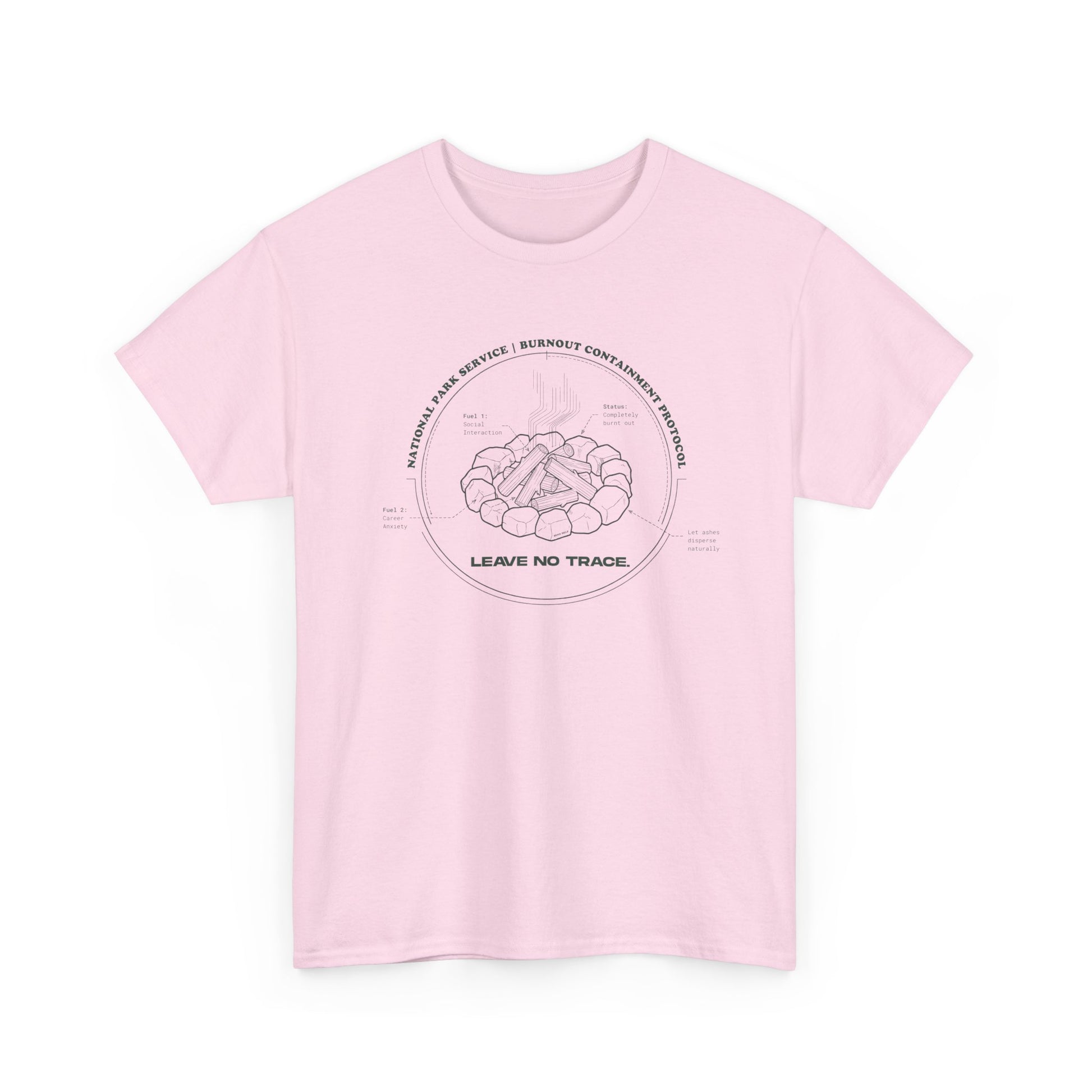 Technisches Diagramm eines Lagerfeuers mit Text Burnout Containment Protocol auf pinkem T-Shirt. Anti-Gorpcore Streetwear.