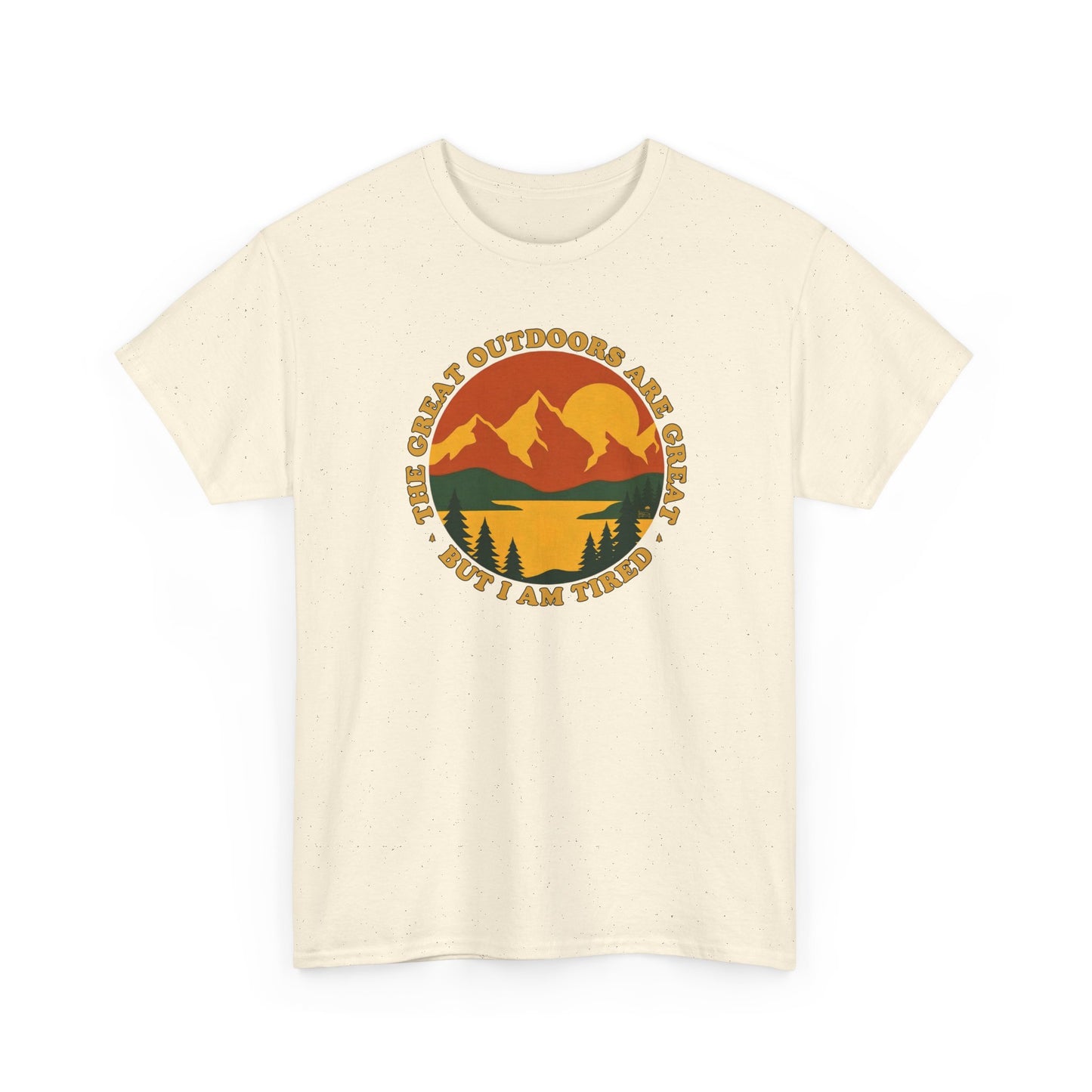 Retro 70s Berglandschaft natural farbenes T-Shirt mit "The Great Outdoors are great but I am tired" Schriftzug.