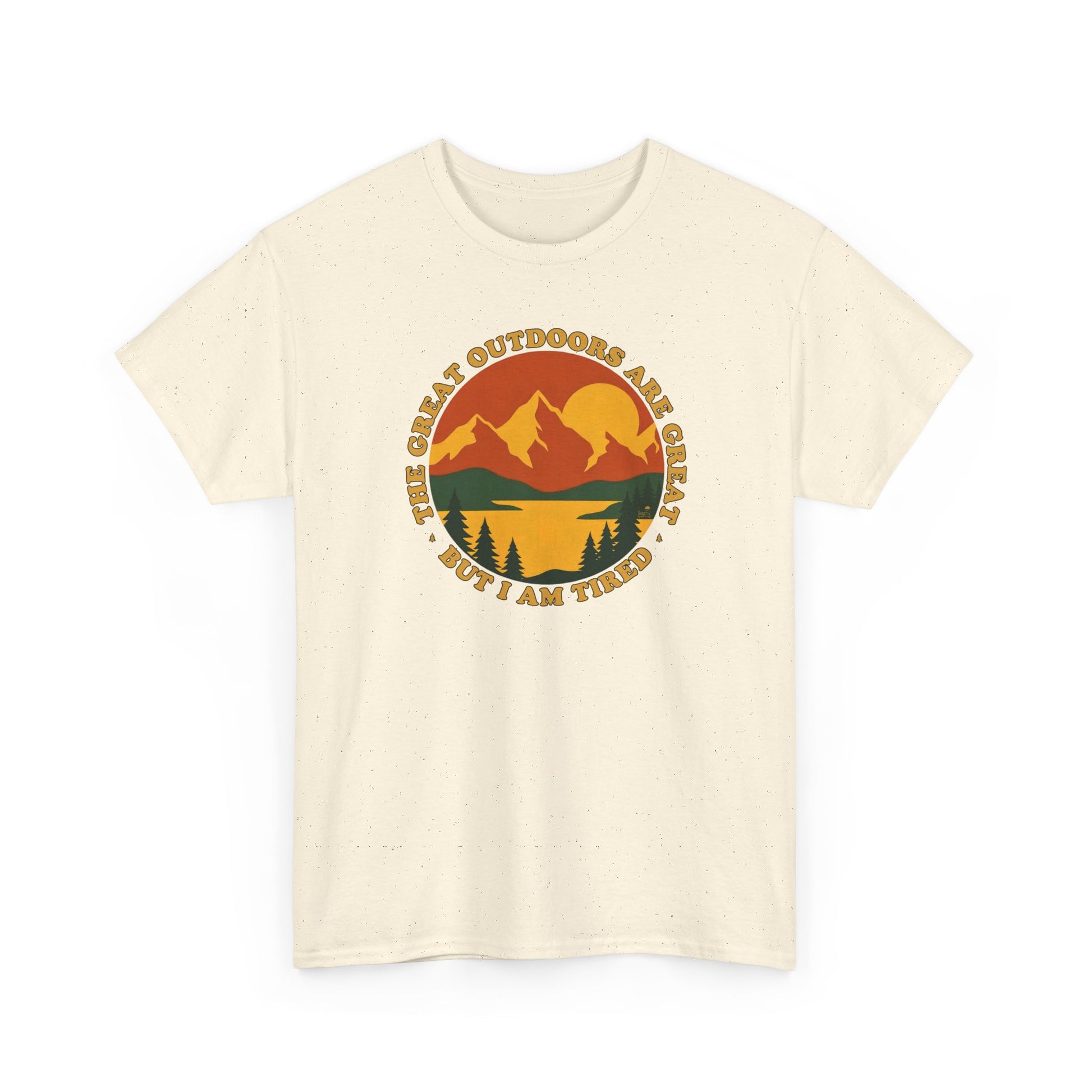 Retro 70s Berglandschaft natural farbenes T-Shirt mit "The Great Outdoors are great but I am tired" Schriftzug.