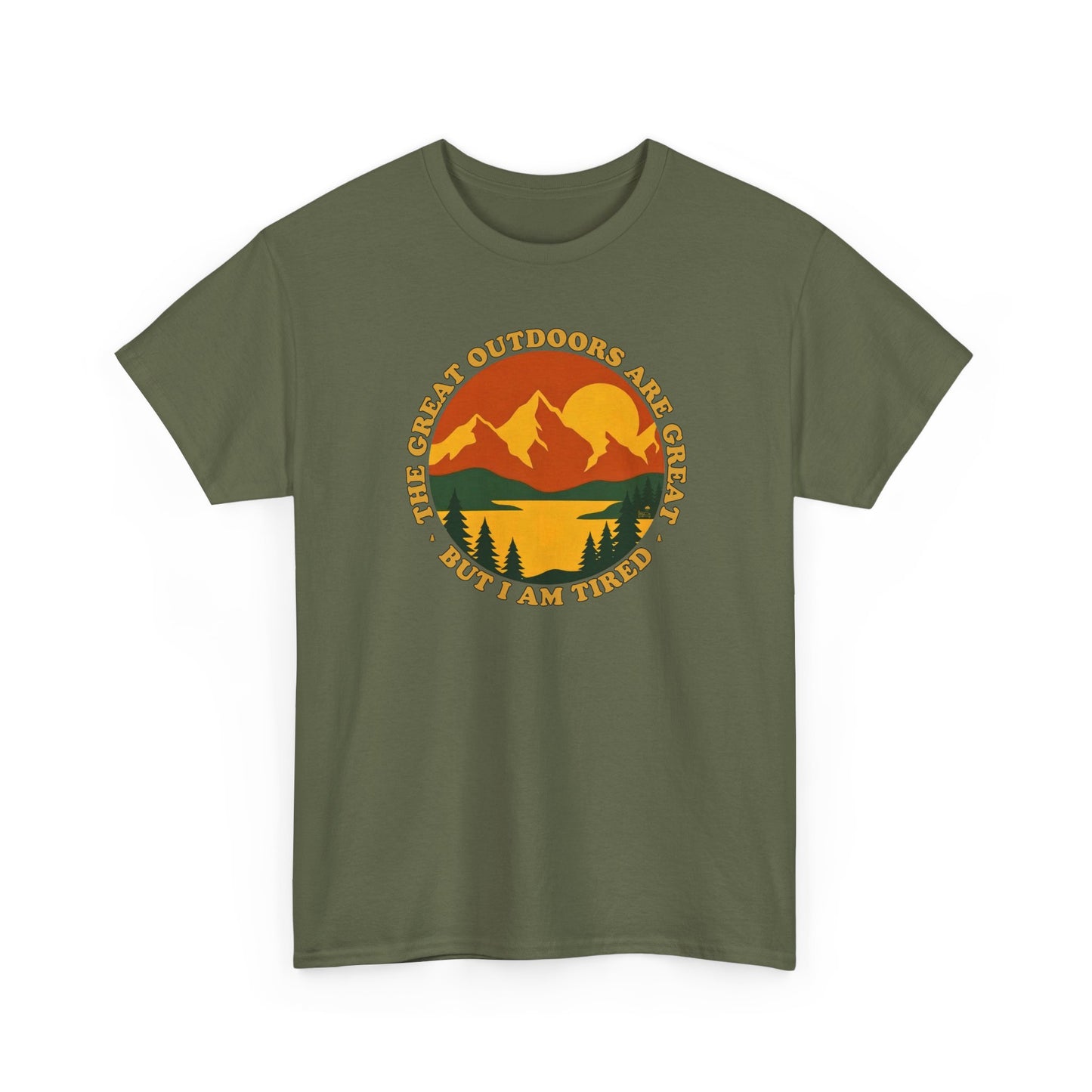 Retro 70s Berglandschaft military grünes T-Shirt mit "The Great Outdoors are great but I am tired" Schriftzug.