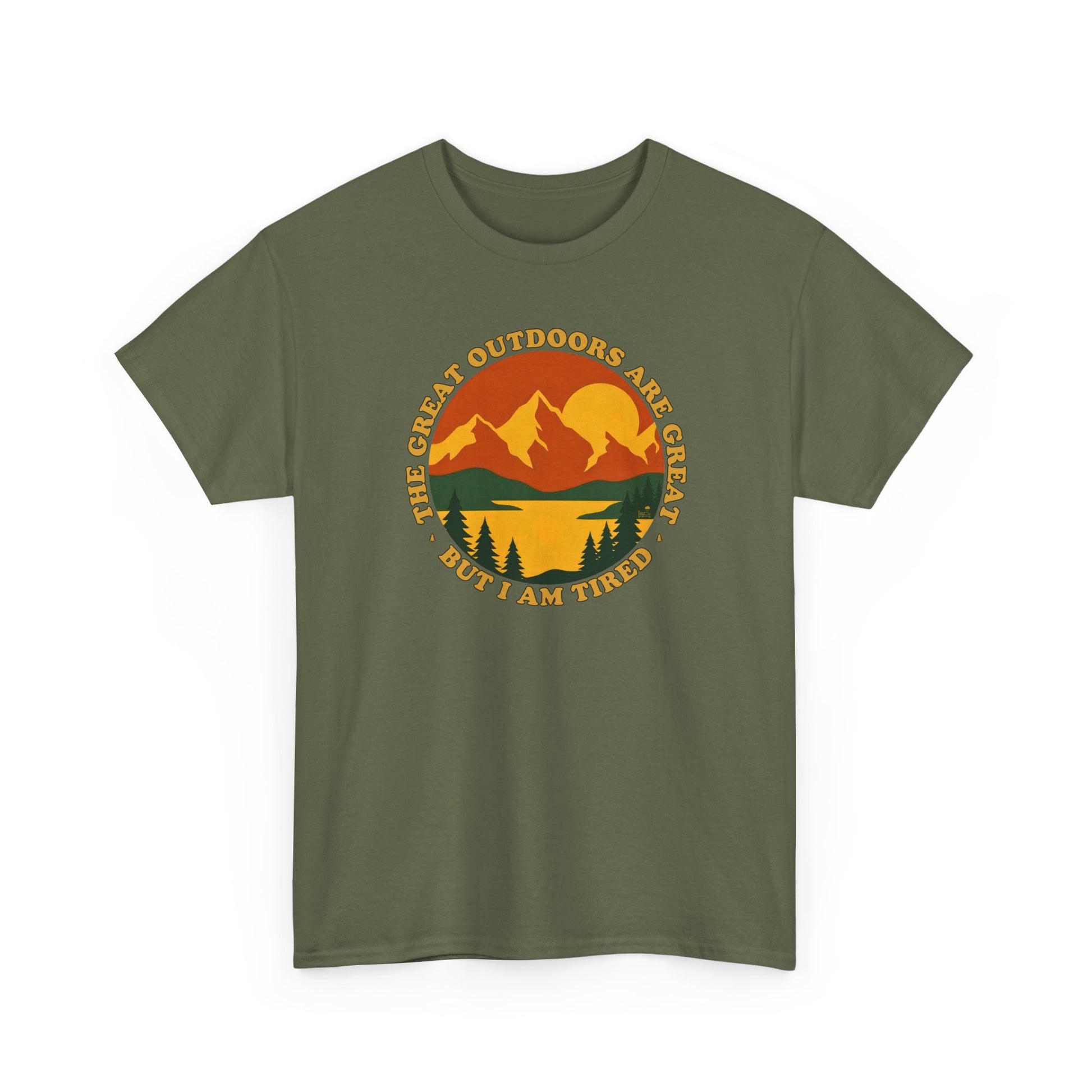 Retro 70s Berglandschaft military grünes T-Shirt mit "The Great Outdoors are great but I am tired" Schriftzug.