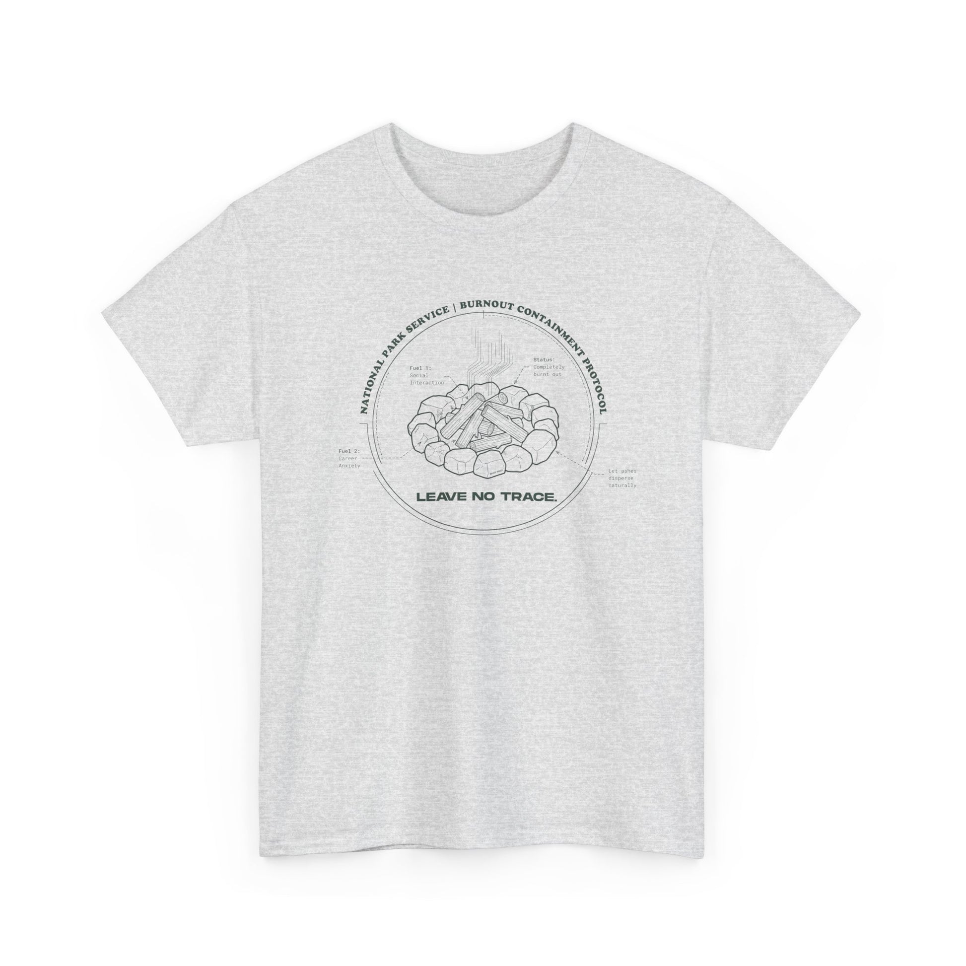 Technisches Diagramm eines Lagerfeuers mit Text Burnout Containment Protocol auf grauem T-Shirt. Anti-Gorpcore Streetwear.