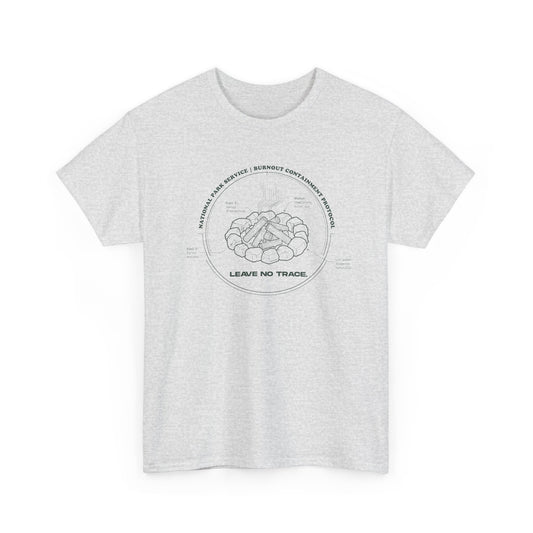 Technisches Diagramm eines Lagerfeuers mit Text Burnout Containment Protocol auf grauem T-Shirt. Anti-Gorpcore Streetwear.