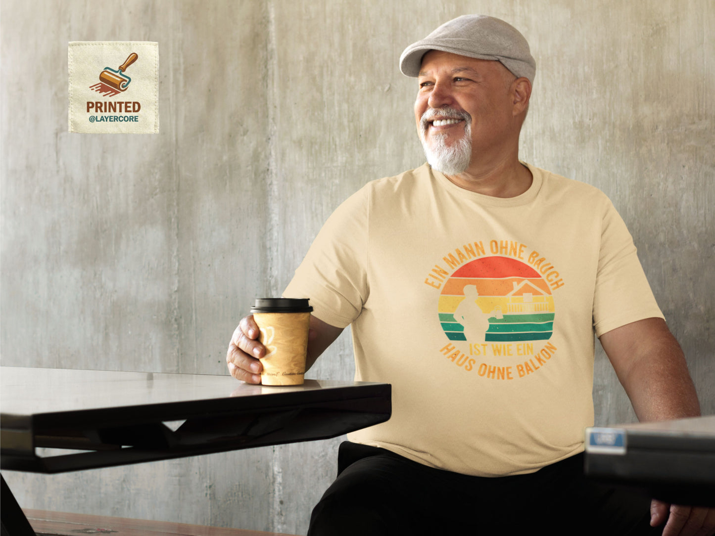 Ein Mann mittleren Alters mit einem sichtbaren Bauch trägt das sandfarbene "Mann ohne Bauch" T-Shirt in einer entspannten Street-Atmosphäre. Das Retro-Sonnenuntergangs-Design in warmen Orange- und Gelbtönen kommt auf dem Stoff gut zur Geltung. Das Shirt aus Bella Canvas 3001 Baumwolle sitzt locker. Der Spruch zelebriert auf humorvolle, selbstironische Weise und passt perfekt zu geselligen Runden wie Stammtischen oder Grillabenden im deutschsprachigen Raum. Es ist ein Statement für Gelassenheit und Genuss.