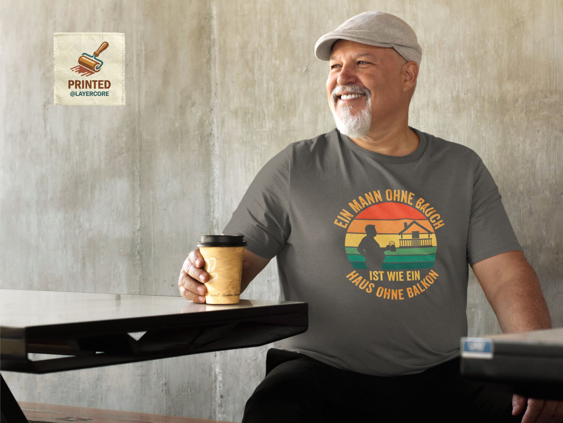 Ein Mann mittleren Alters mit einem sichtbaren Bauch trägt das schwarze "Mann ohne Bauch" T-Shirt in einer entspannten Street-Atmosphäre. Das Retro-Sonnenuntergangs-Design in warmen Orange- und Gelbtönen kommt auf dem Stoff gut zur Geltung. Das Shirt aus Bella Canvas 3001 Baumwolle sitzt locker. Der Spruch zelebriert auf humorvolle, selbstironische Weise und passt perfekt zu geselligen Runden wie Stammtischen oder Grillabenden im deutschsprachigen Raum. Es ist ein Statement für Gelassenheit und Genuss.