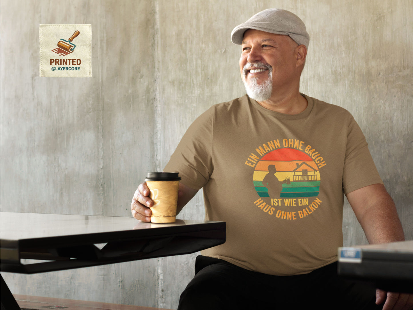 Ein Mann mittleren Alters mit einem sichtbaren Bauch trägt das olivfarbene "Mann ohne Bauch" T-Shirt in einer entspannten Street-Atmosphäre. Das Retro-Sonnenuntergangs-Design in warmen Orange- und Gelbtönen kommt auf dem Stoff gut zur Geltung. Das Shirt aus Bella Canvas 3001 Baumwolle sitzt locker. Der Spruch zelebriert auf humorvolle, selbstironische Weise und passt perfekt zu geselligen Runden wie Stammtischen oder Grillabenden im deutschsprachigen Raum. Es ist ein Statement für Gelassenheit und Genuss.