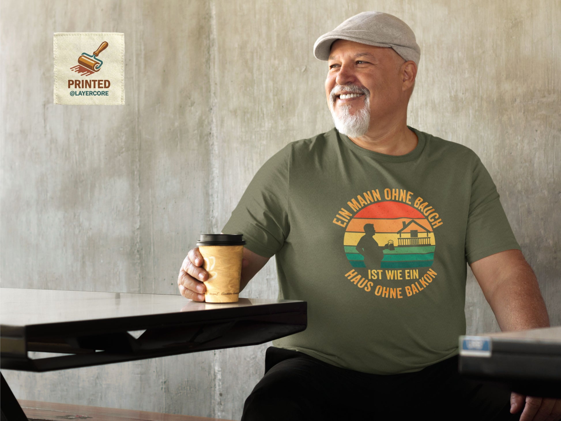 Ein Mann mittleren Alters mit einem sichtbaren Bauch trägt das grüne "Mann ohne Bauch" T-Shirt in einer entspannten Street-Atmosphäre. Das Retro-Sonnenuntergangs-Design in warmen Orange- und Gelbtönen kommt auf dem Stoff gut zur Geltung. Das Shirt aus Bella Canvas 3001 Baumwolle sitzt locker. Der Spruch zelebriert auf humorvolle, selbstironische Weise und passt perfekt zu geselligen Runden wie Stammtischen oder Grillabenden im deutschsprachigen Raum. Es ist ein Statement für Gelassenheit und Genuss.