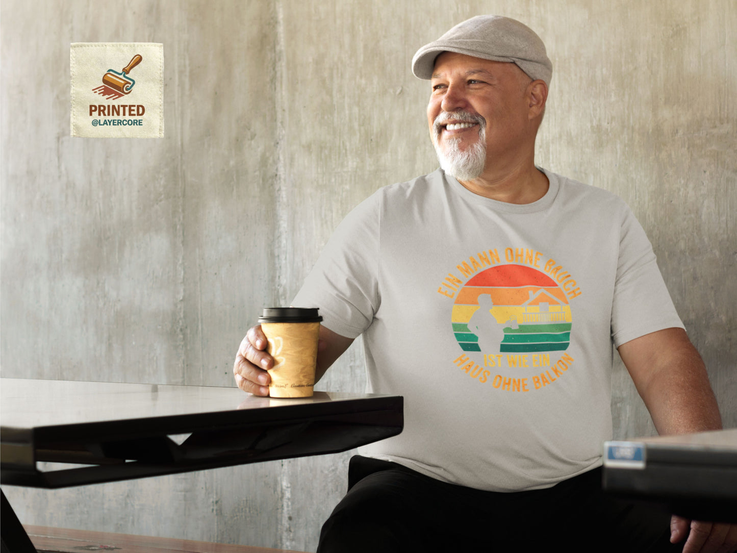 Ein Mann mittleren Alters mit einem sichtbaren Bauch trägt das hellgraue "Mann ohne Bauch" T-Shirt in einer entspannten Street-Atmosphäre. Das Retro-Sonnenuntergangs-Design in warmen Orange- und Gelbtönen kommt auf dem Stoff gut zur Geltung. Das Shirt aus Bella Canvas 3001 Baumwolle sitzt locker. Der Spruch zelebriert auf humorvolle, selbstironische Weise und passt perfekt zu geselligen Runden wie Stammtischen oder Grillabenden im deutschsprachigen Raum. Es ist ein Statement für Gelassenheit und Genuss.