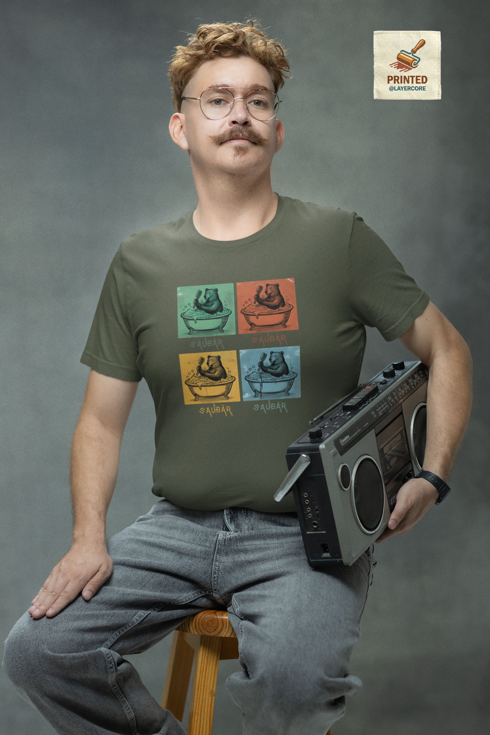 Vintage-Illustration eines Bären in einer Badewanne mit dem Schriftzug Saubär auf einem grünem T-Shirt welches von einem jungen Mann im vintage look getragen wird