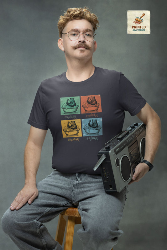 Vintage-Illustration eines Bären in einer Badewanne mit dem Schriftzug Saubär auf einem dunkelblauem T-Shirt welches von einem jungen Mann im vintage look getragen wird