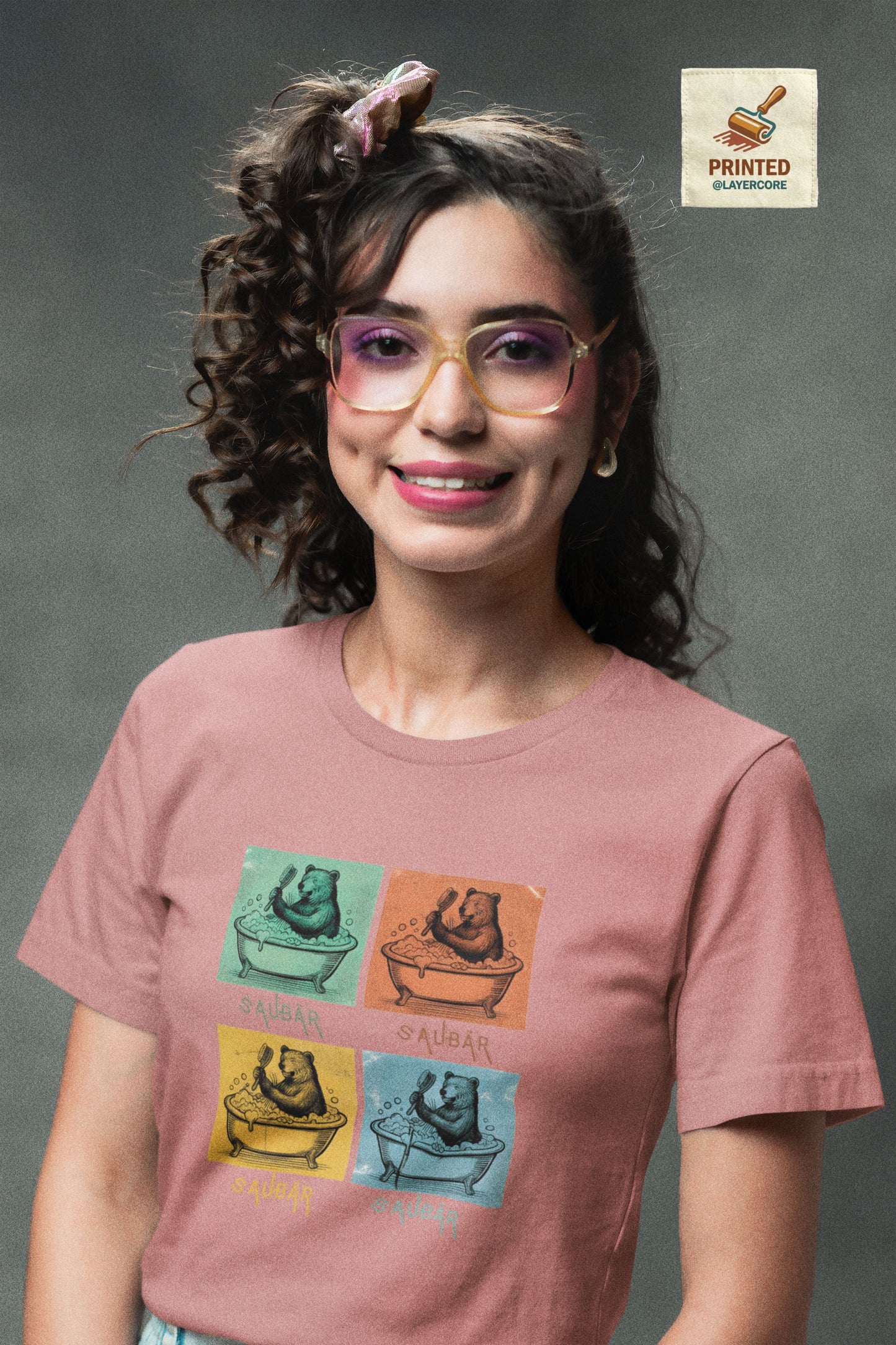 Vintage-Illustration eines Bären in einer Badewanne mit dem Schriftzug Saubär auf einem mauve farbenem T-Shirt welches von einer jungen Frau im vintage look getragen wird