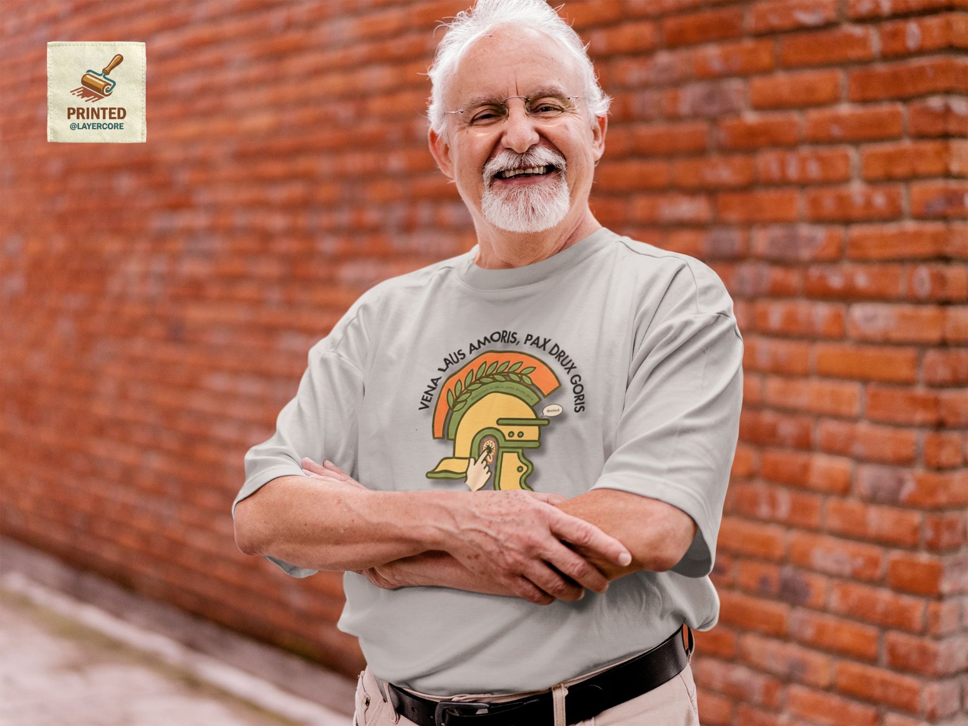 Vena Laus Amoris T-Shirt mit römischem Helm und Laus am Ohr Illustration – Bayrischer Latein-Humor für Lehrer. Getragen von einem älteren Mann.