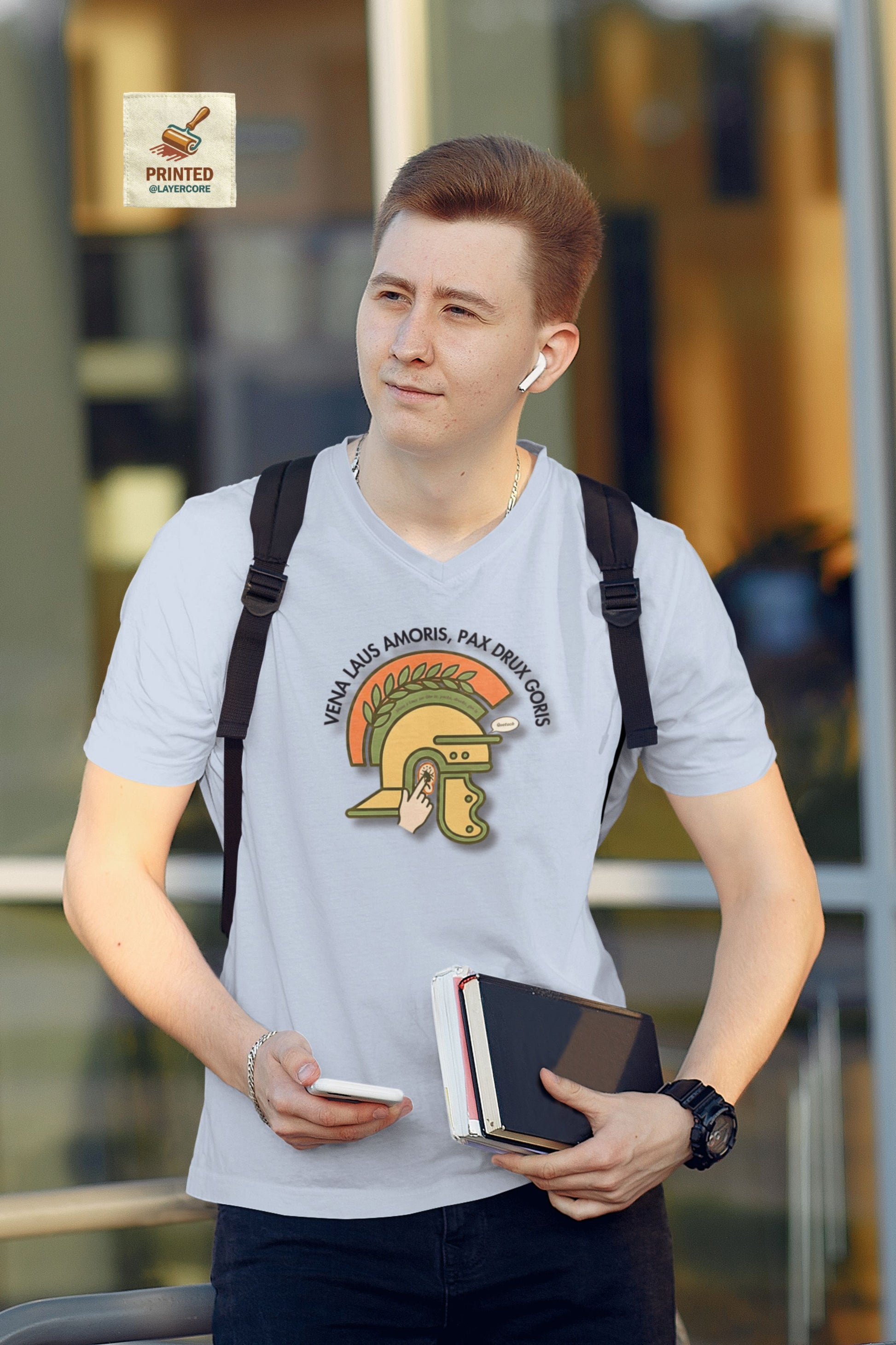 Vena Laus Amoris T-Shirt mit römischem Helm und Laus am Ohr Illustration – Bayrischer Latein-Humor für Lehrer. Getragen von einem jüngeren Mann.