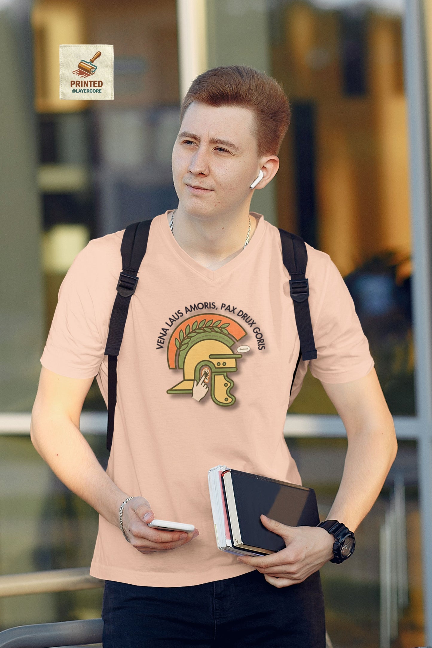 Vena Laus Amoris T-Shirt mit römischem Helm und Laus am Ohr Illustration – Bayrischer Latein-Humor für Lehrer. Getragen von einem jüngeren Mann.