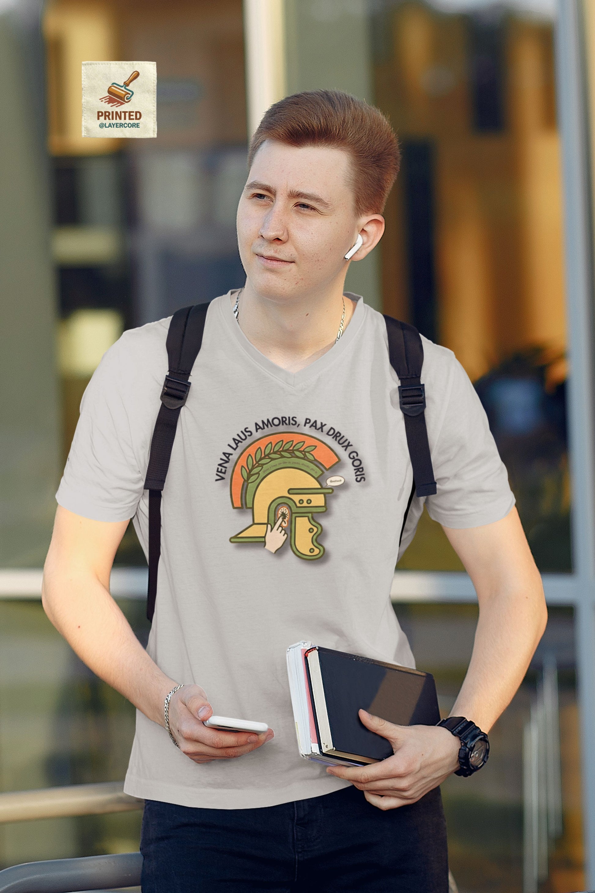 Vena Laus Amoris T-Shirt mit römischem Helm und Laus am Ohr Illustration – Bayrischer Latein-Humor für Lehrer. Getragen von einem jüngeren Mann.
