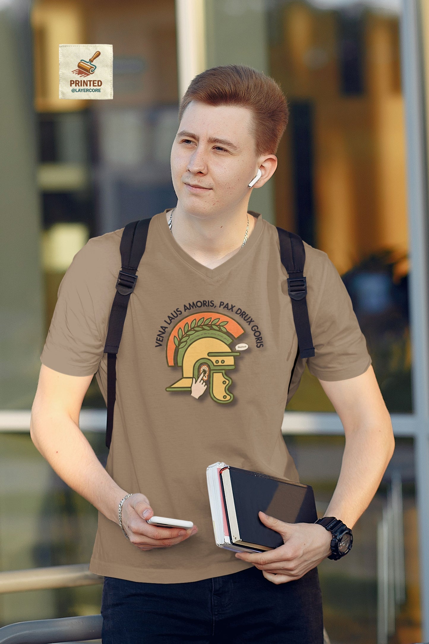 Vena Laus Amoris T-Shirt mit römischem Helm und Laus am Ohr Illustration – Bayrischer Latein-Humor für Lehrer. Getragen von einem jüngeren Mann.