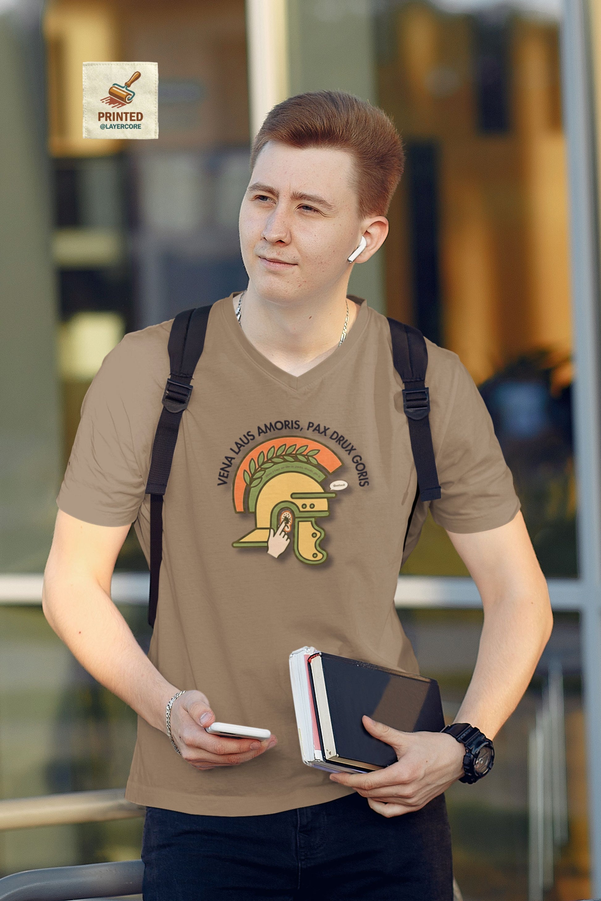 Vena Laus Amoris T-Shirt mit römischem Helm und Laus am Ohr Illustration – Bayrischer Latein-Humor für Lehrer. Getragen von einem jüngeren Mann.