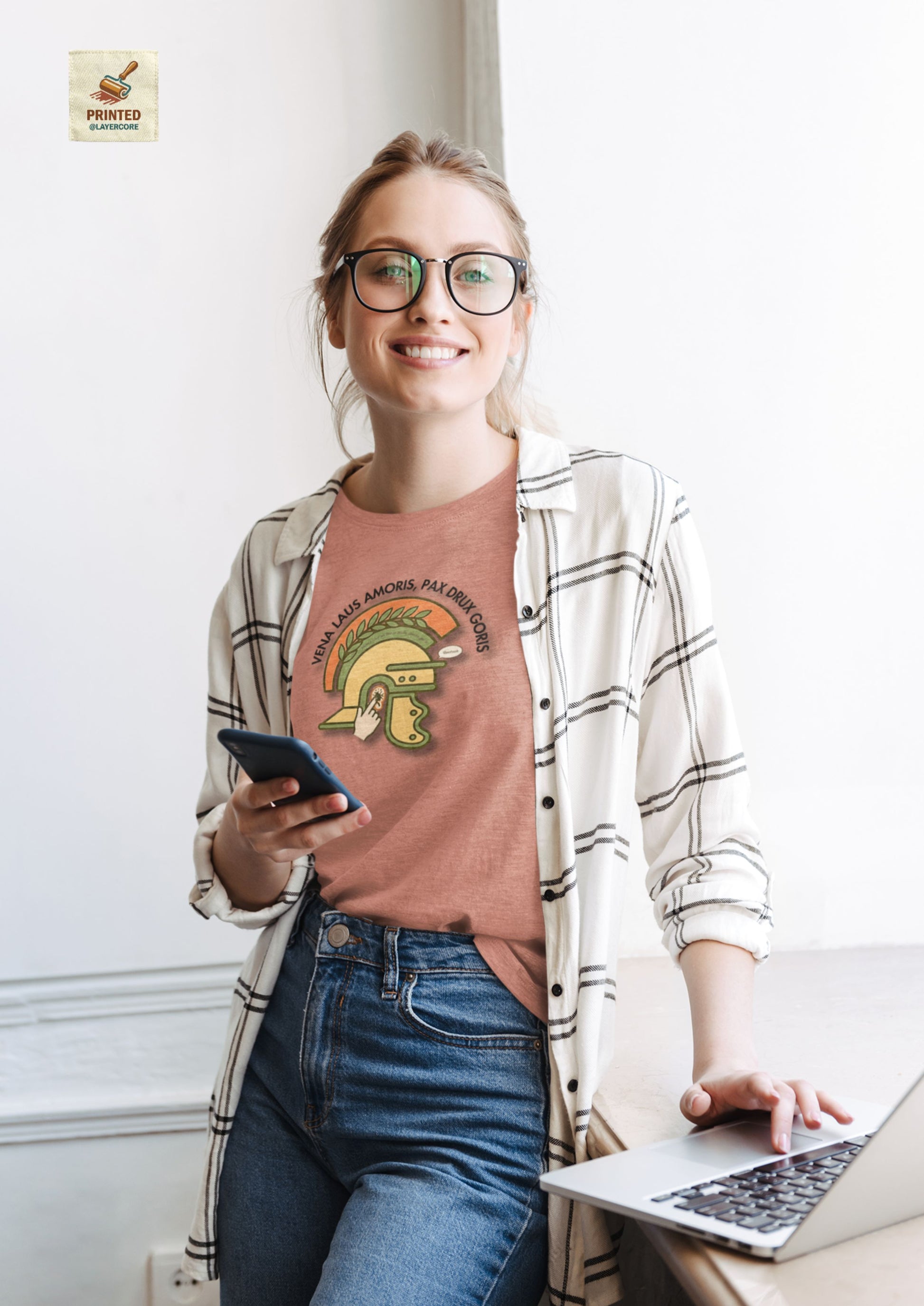 Vena Laus Amoris T-Shirt mit römischem Helm und Laus am Ohr Illustration – Bayrischer Latein-Humor für Lehrer. Getragen von einer jüngeren Frau