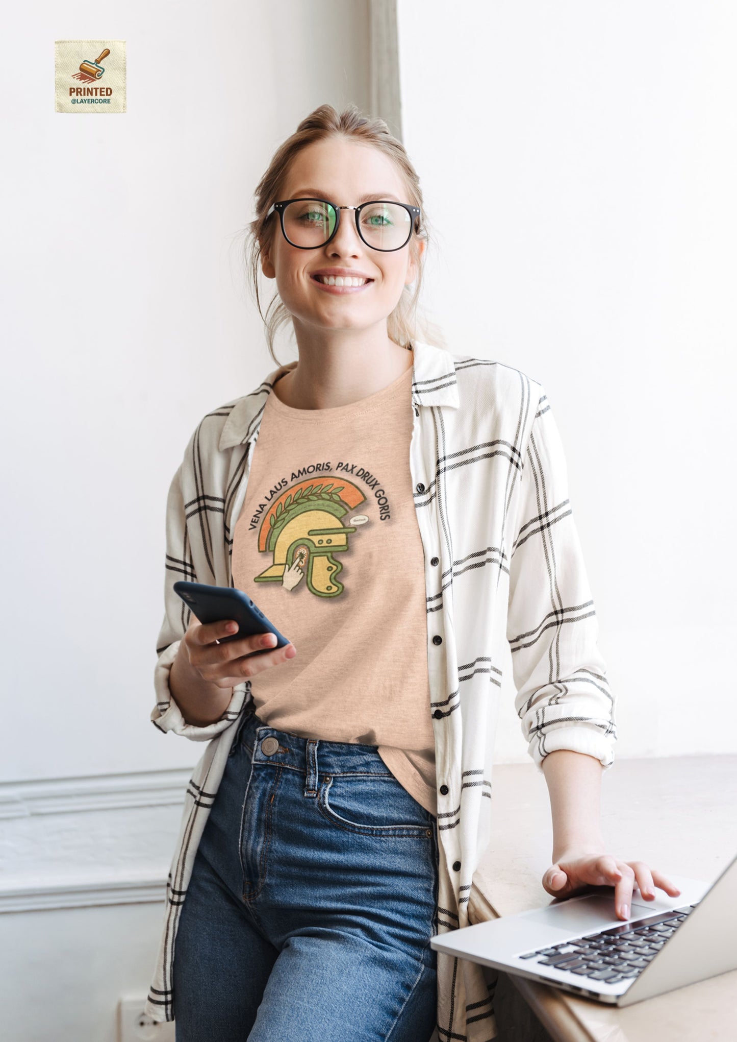 Vena Laus Amoris T-Shirt mit römischem Helm und Laus am Ohr Illustration – Bayrischer Latein-Humor für Lehrer. Getragen von einer jüngeren Frau