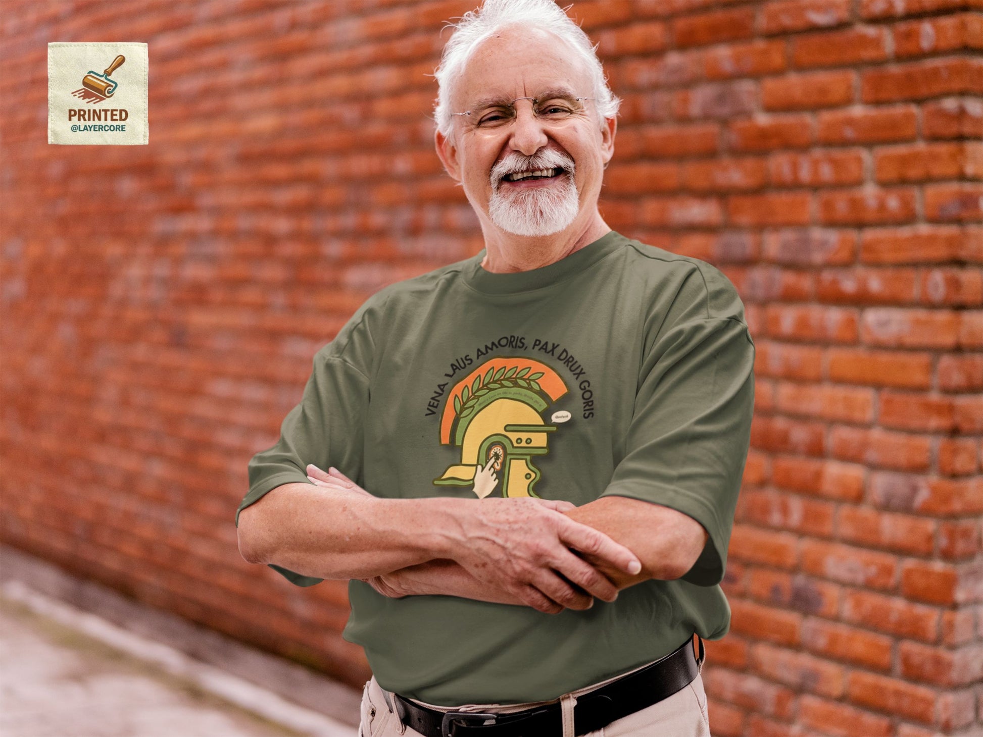 Vena Laus Amoris T-Shirt mit römischem Helm und Laus am Ohr Illustration – Bayrischer Latein-Humor für Lehrer. Getragen von einem älteren Mann