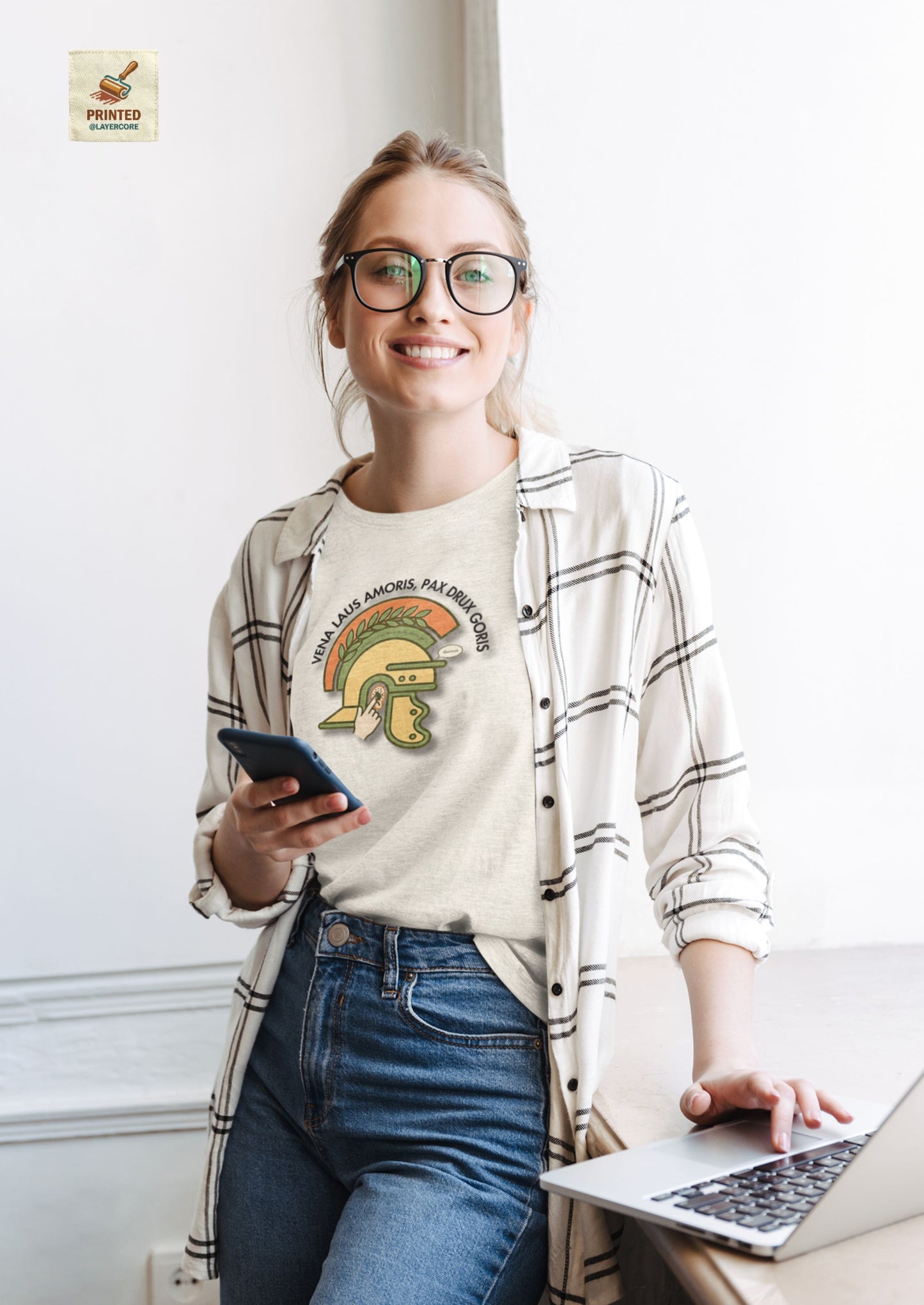 Vena Laus Amoris T-Shirt mit römischem Helm und Laus am Ohr Illustration – Bayrischer Latein-Humor für Lehrer. Getragen von einer jüngeren Frau