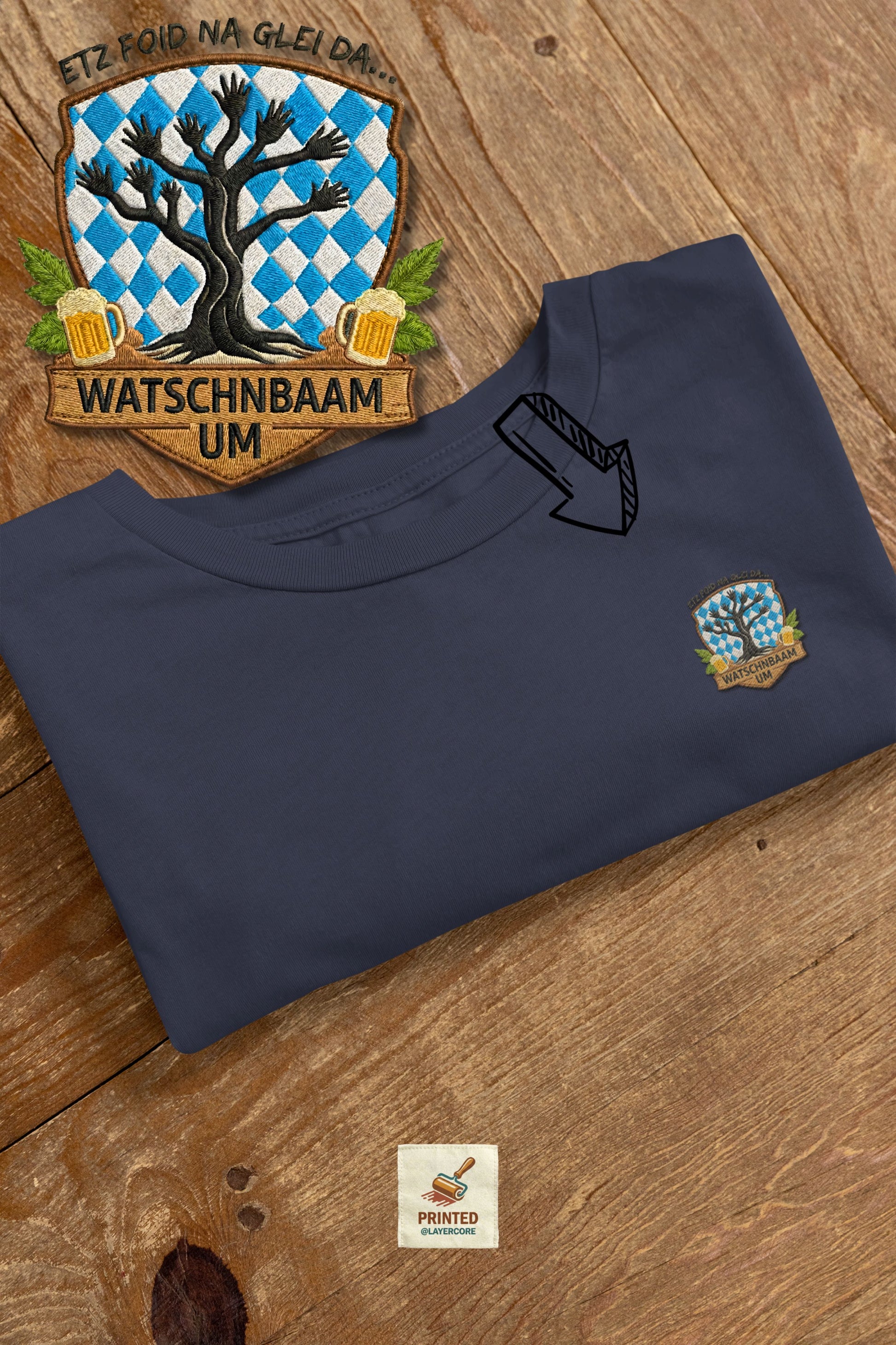 Watschnbaam blaues T-Shirt in Stick-Optik (Druck), bayerisches Wappen mit Händen als Äste, Bierkrügen und Hopfen. Großansicht des Motivs vor dem eigentlichen Shirt