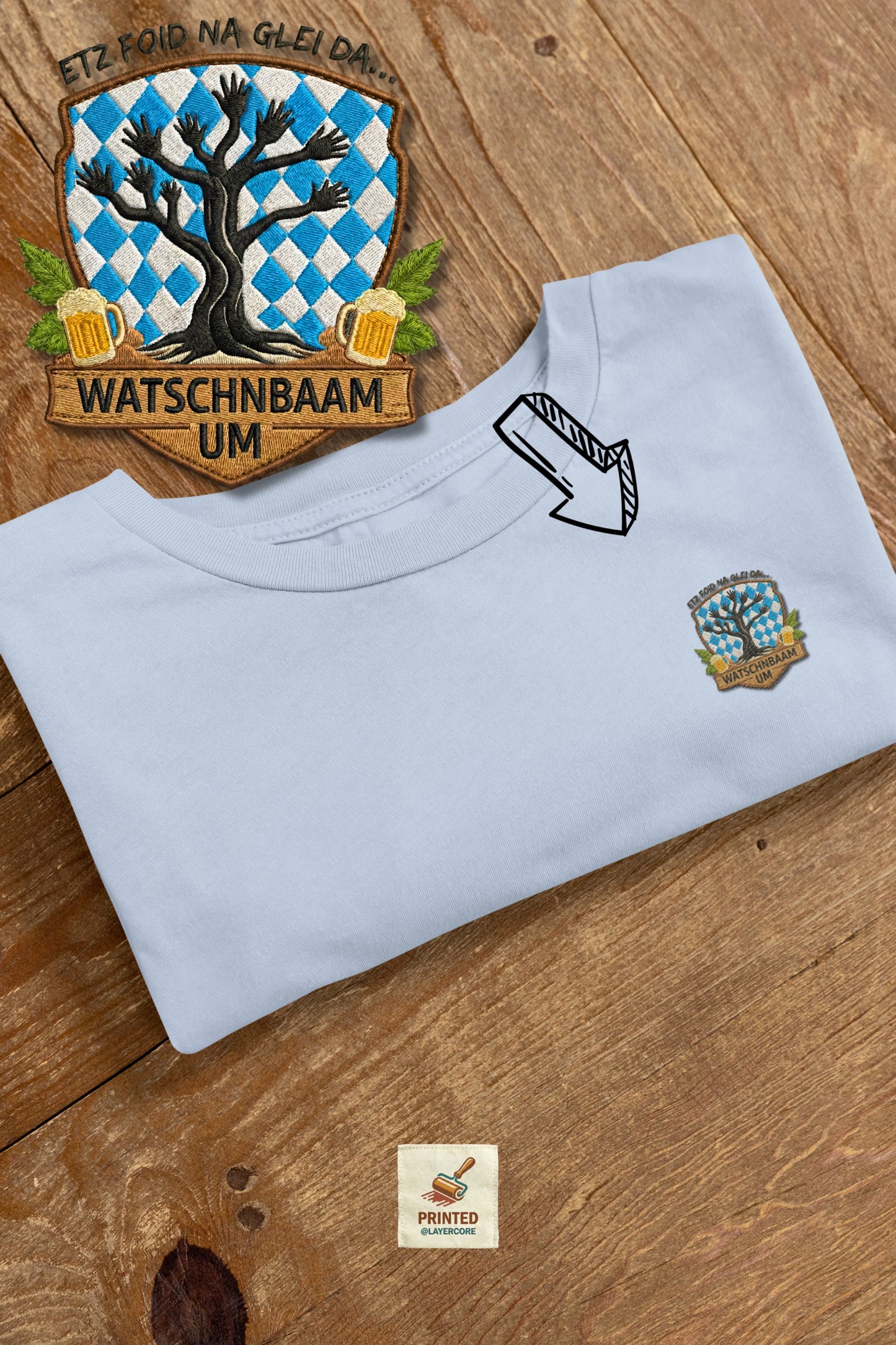 Watschnbaam T-Shirt in Stick-Optik (Druck), bayerisches Wappen mit Händen als Äste, Bierkrügen und Hopfen. Großansicht des Motivs vr dem eigentlichen Shirt