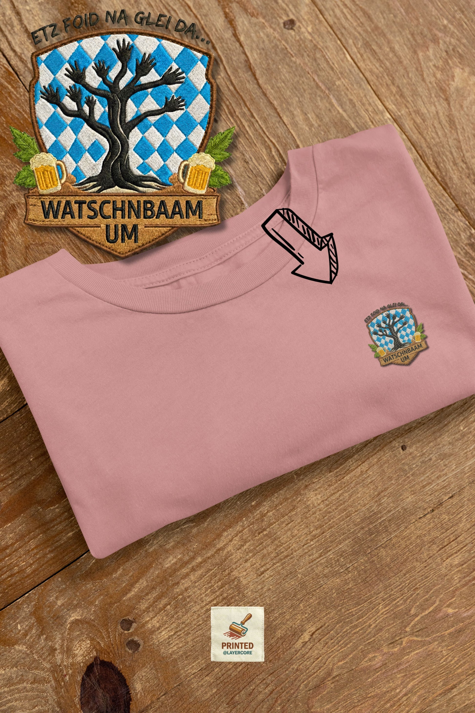 Watschnbaam peach farbenes T-Shirt in Stick-Optik (Druck), bayerisches Wappen mit Händen als Äste, Bierkrügen und Hopfen. Großansicht des Motivs vor dem eigentlichen Shirt