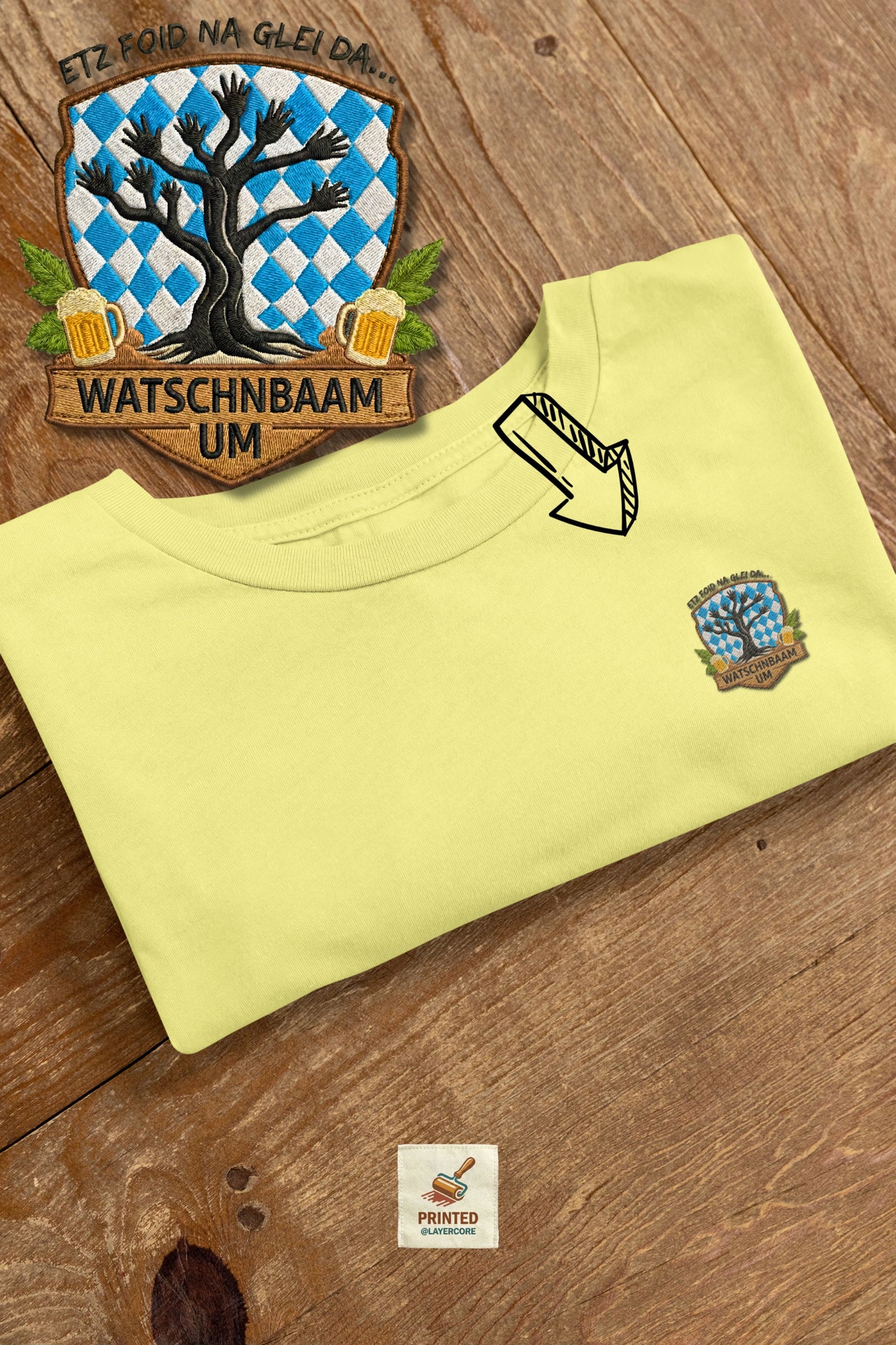 Watschnbaam gelbes T-Shirt in Stick-Optik (Druck), bayerisches Wappen mit Händen als Äste, Bierkrügen und Hopfen. Großansicht des Motivs vor dem eigentlichen Shirt