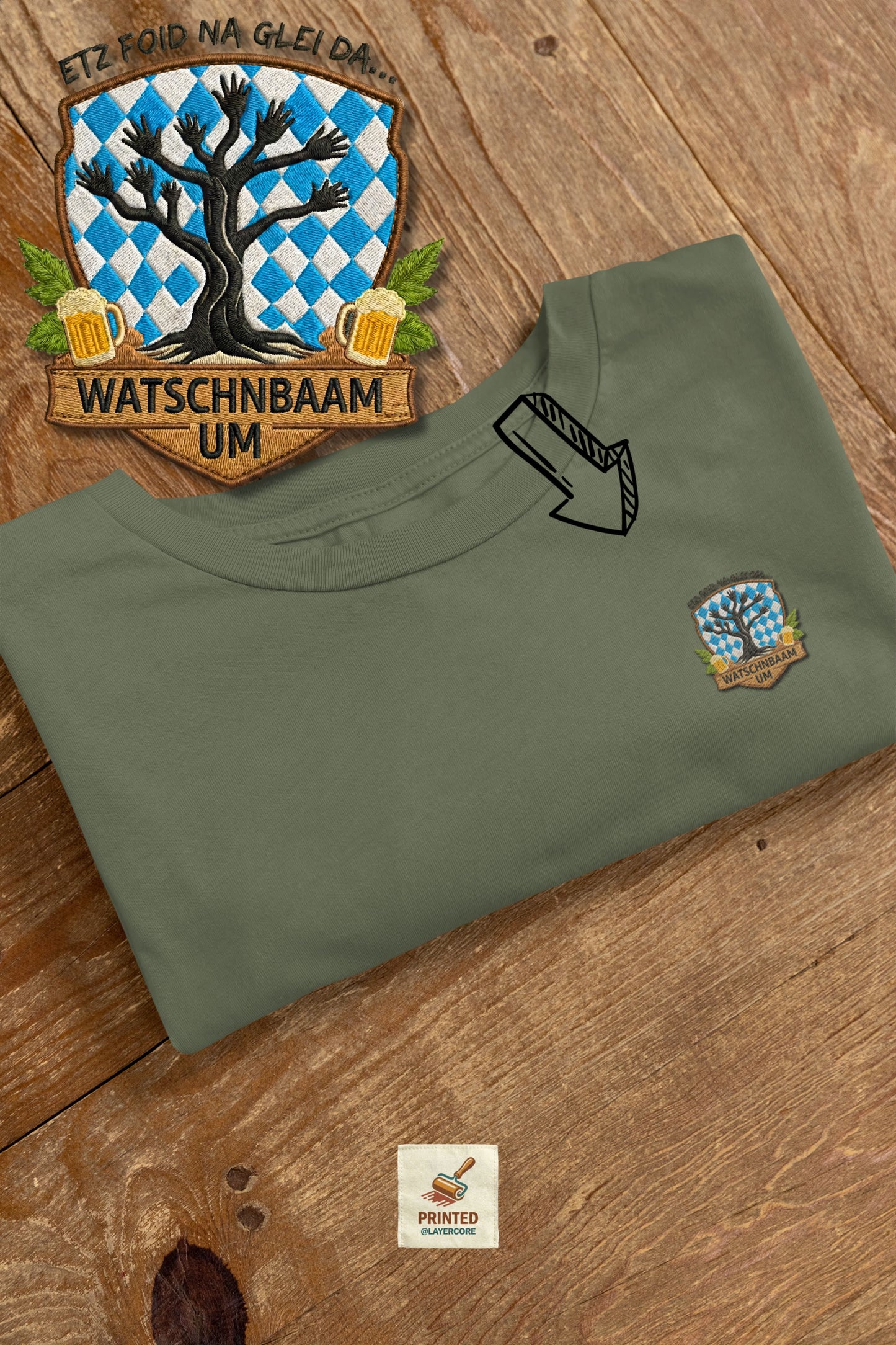 Watschnbaam grünes T-Shirt in Stick-Optik (Druck), bayerisches Wappen mit Händen als Äste, Bierkrügen und Hopfen. Großansicht des Motivs vor dem eigentlichen Shirt