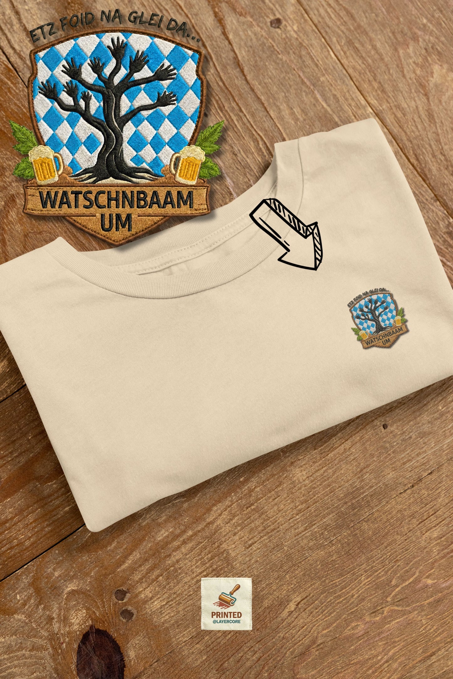 Watschnbaam natural farbenes T-Shirt in Stick-Optik (Druck), bayerisches Wappen mit Händen als Äste, Bierkrügen und Hopfen. Großansicht des Motivs vor dem eigentlichen Shirt