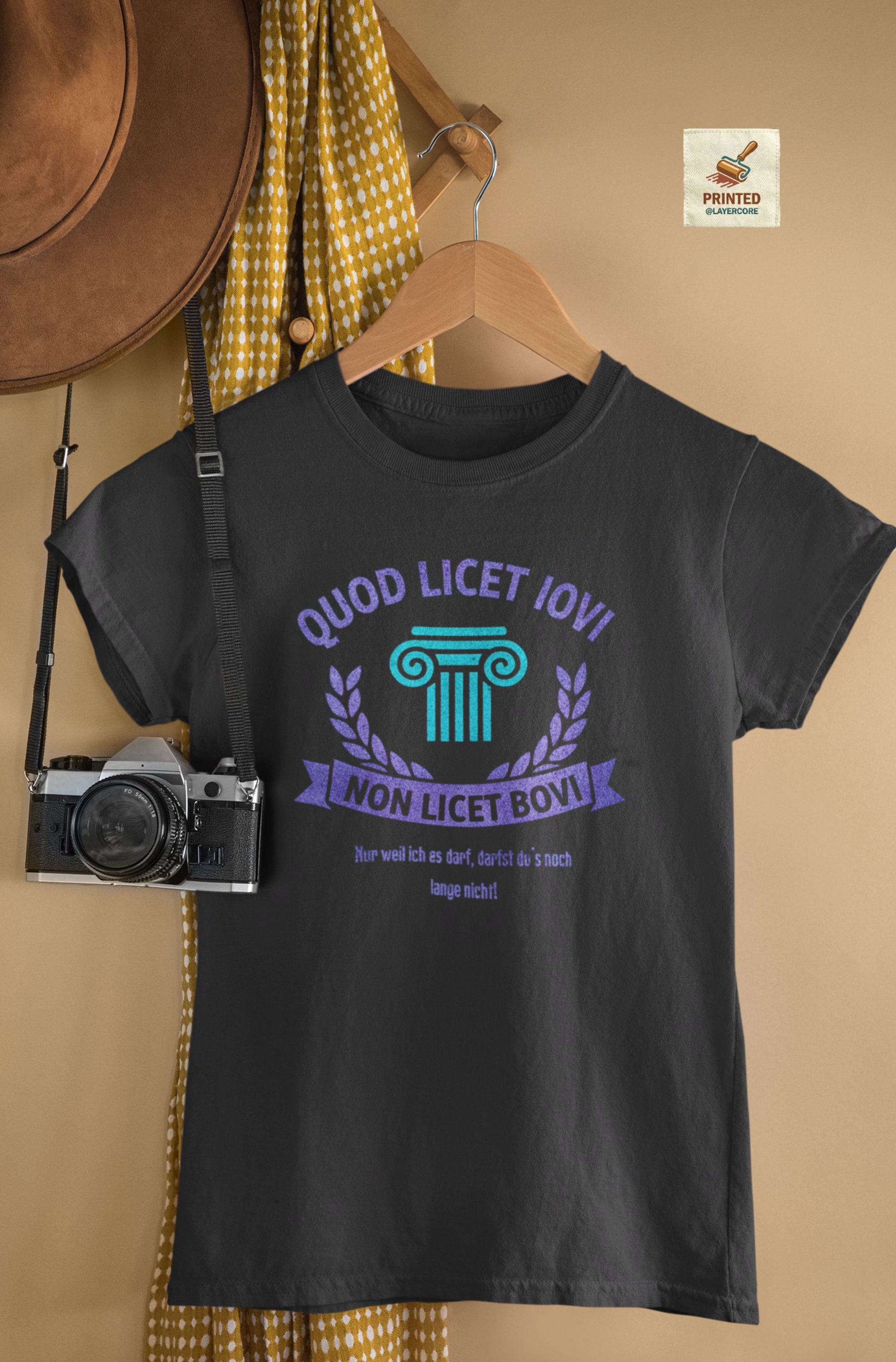 Latein dark grey heather farbenes T-Shirt auf einem Kleiderbügel Quod licet Iovi non licet bovi mit violetter römischer Säule und Lorbeerkranz für Lehrer.