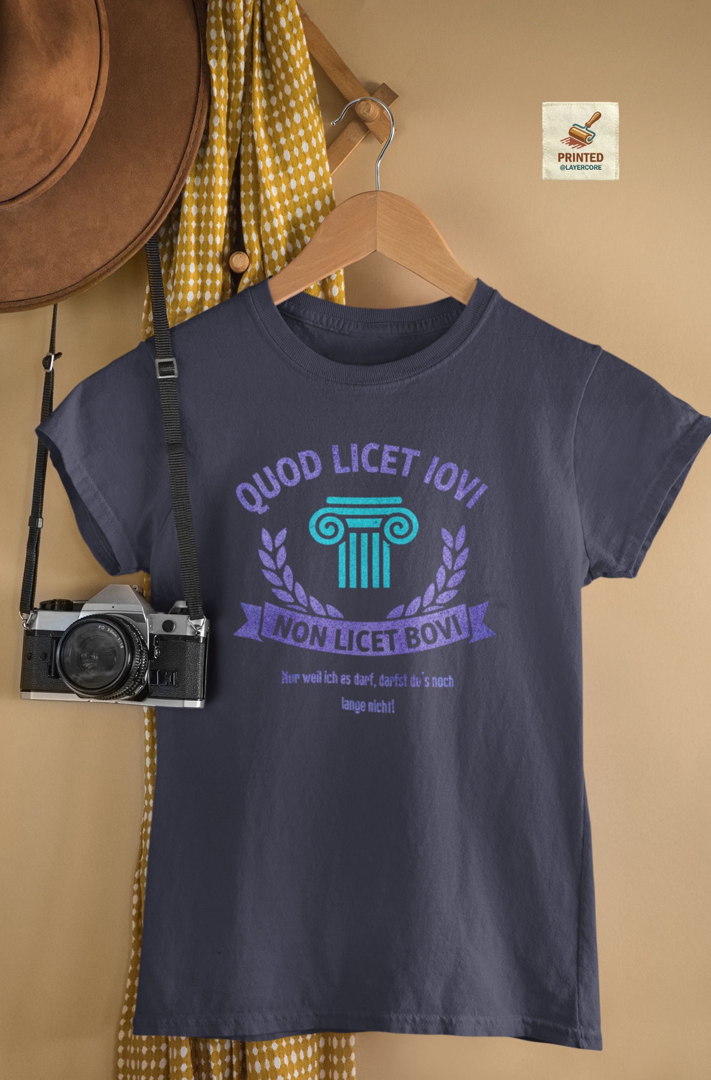 Latein heather navy farbenes T-Shirt auf einem Kleiderbügel Quod licet Iovi non licet bovi mit violetter römischer Säule und Lorbeerkranz für Lehrer.