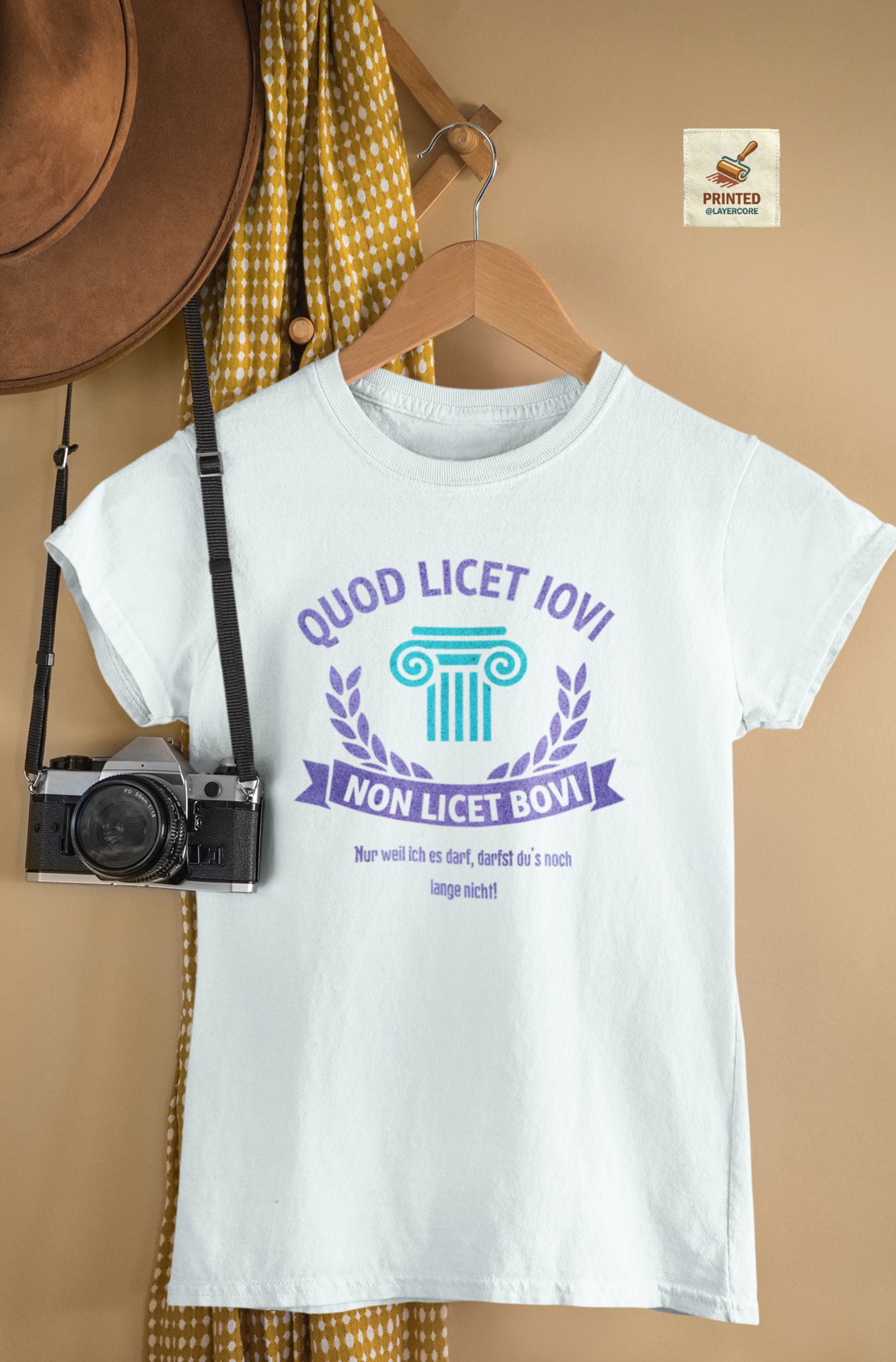 Latein heather ice farbenes T-Shirt auf einem Kleiderbügel Quod licet Iovi non licet bovi mit violetter römischer Säule und Lorbeerkranz für Lehrer.