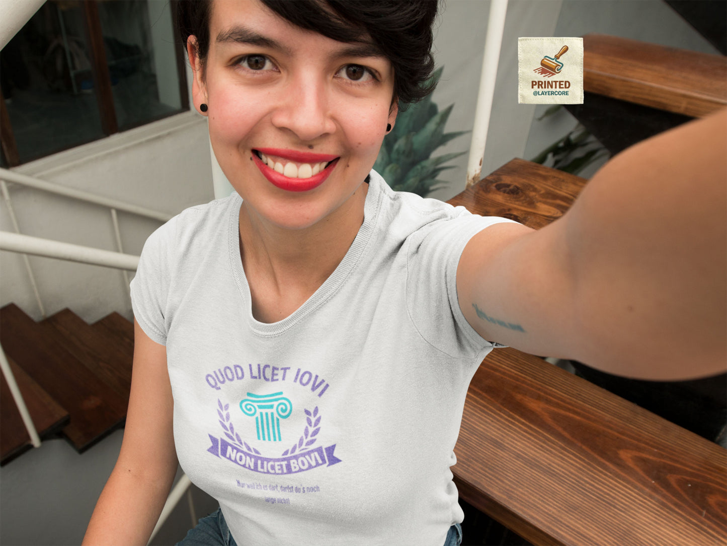 Latein heather ice farbenes T-Shirt Quod licet Iovi non licet bovi mit violetter römischer Säule und Lorbeerkranz für Lehrer getragen von einer frau
