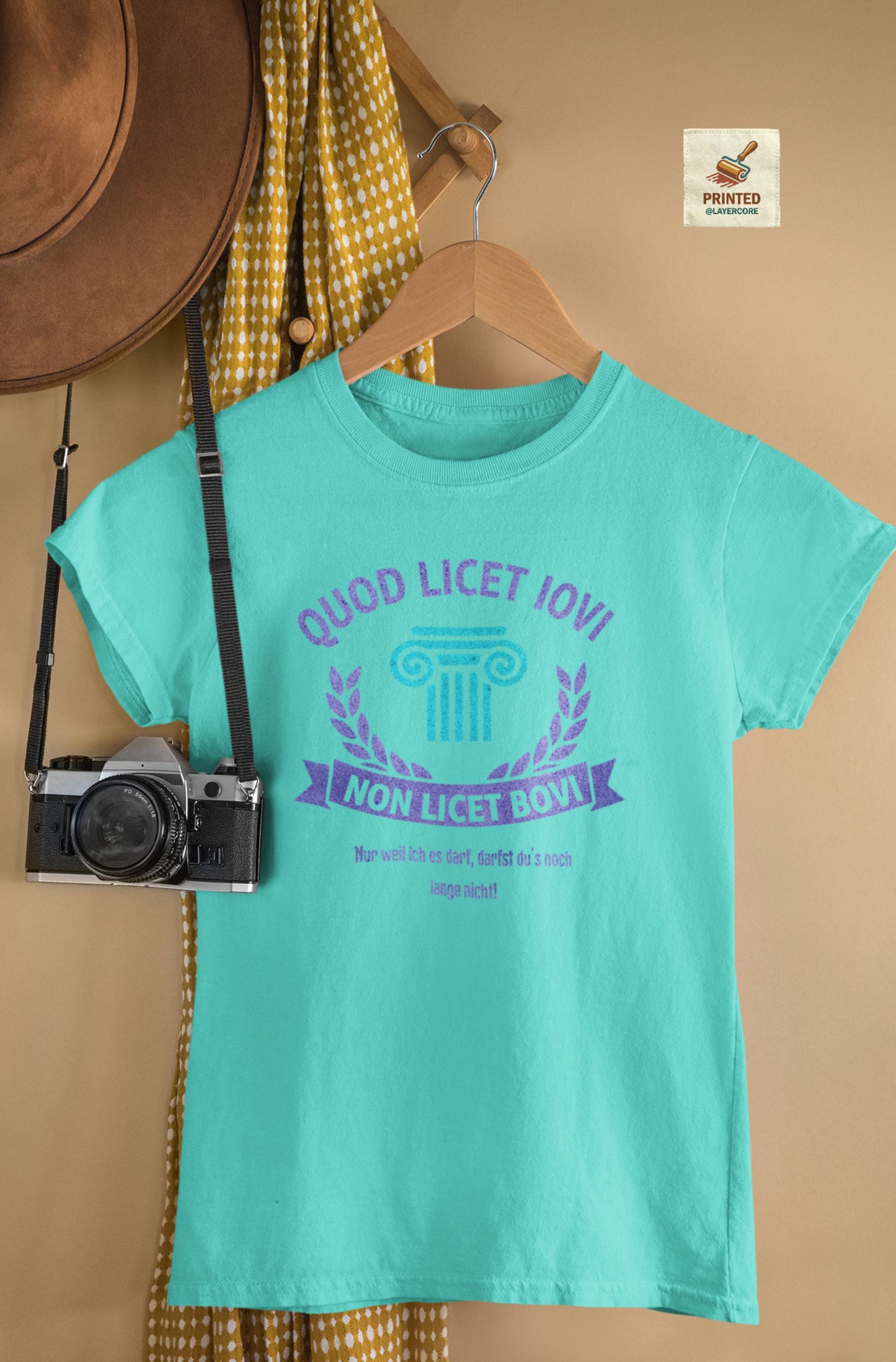 Latein teal farbenes T-Shirt auf einem Kleiderbügel Quod licet Iovi non licet bovi mit violetter römischer Säule und Lorbeerkranz für Lehrer.