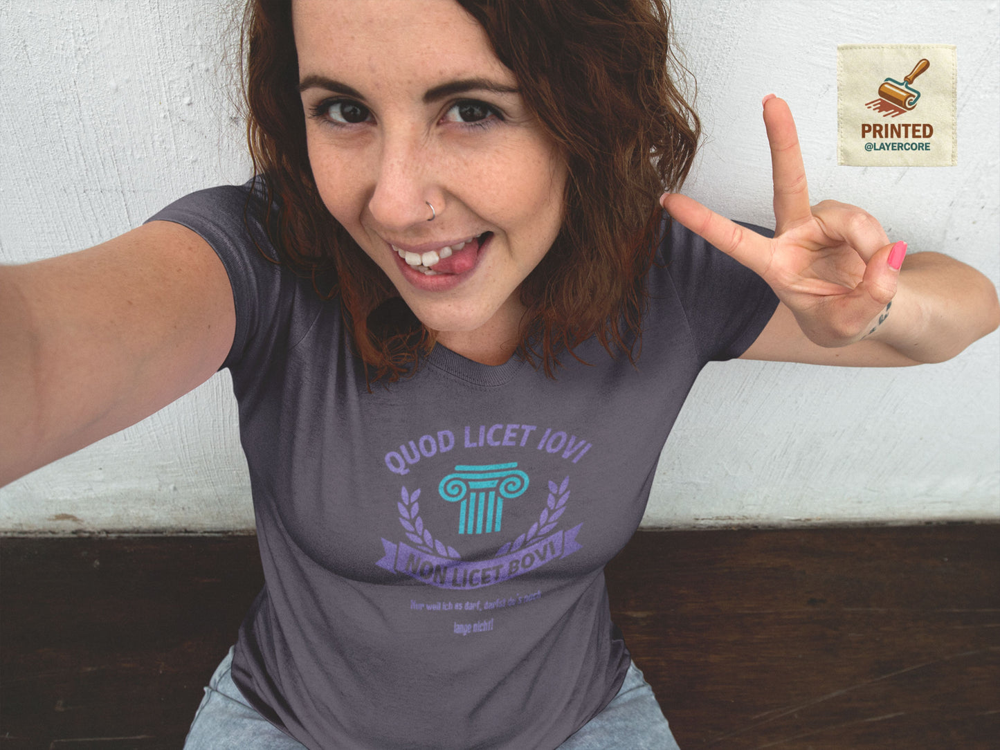 Latein heather navy farbenes T-Shirt Quod licet Iovi non licet bovi mit violetter römischer Säule und Lorbeerkranz für Lehrer getragen von einer Frau