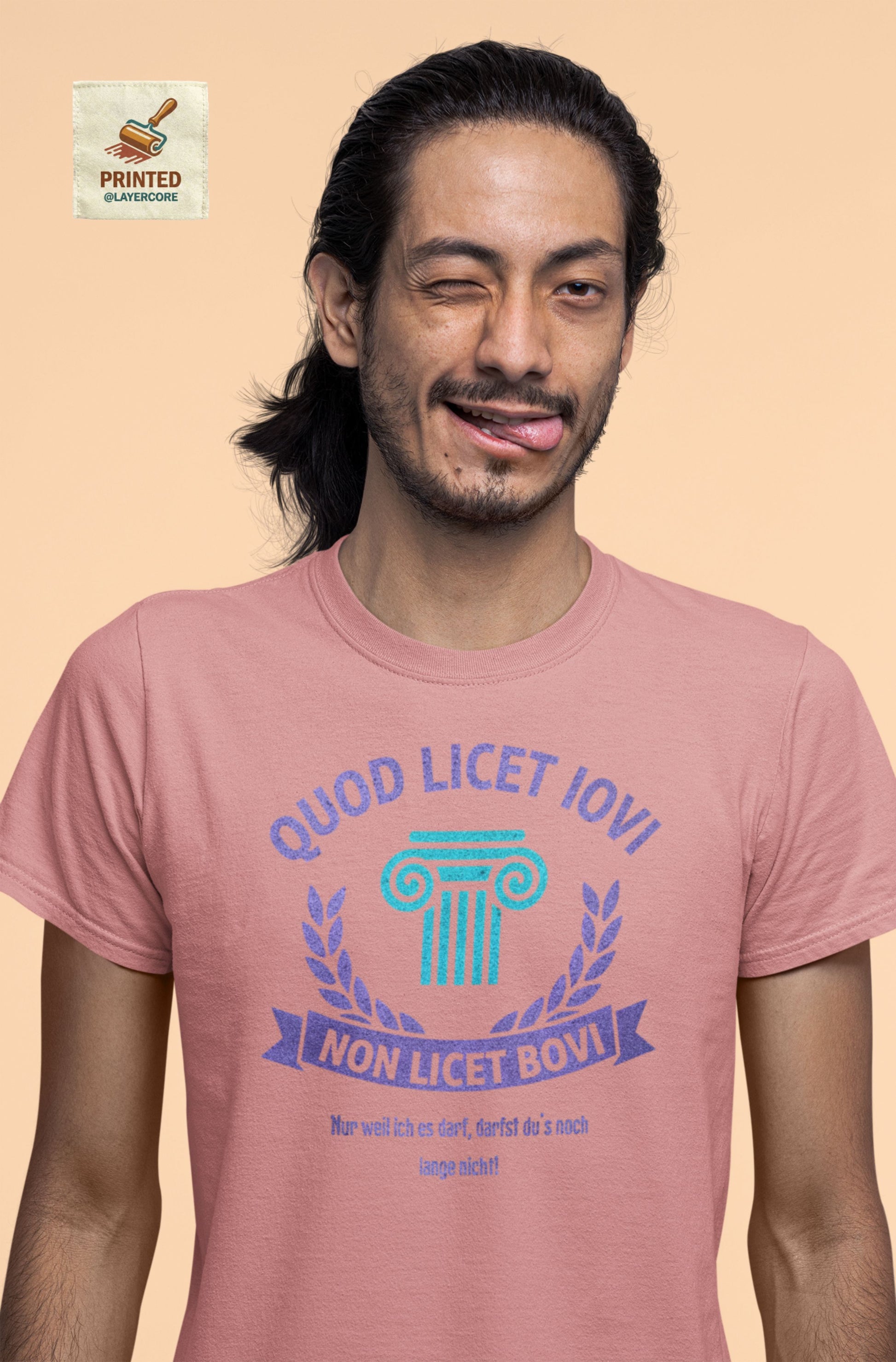 Latein heather mauve farbenes T-Shirt Quod licet Iovi non licet bovi mit violetter römischer Säule und Lorbeerkranz für Lehrer getragen von einem Mann