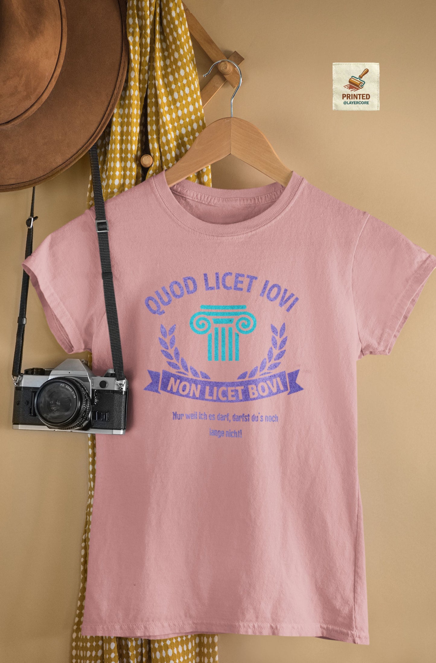 Latein heather mauve farbenes T-Shirt auf einem Kleiderbügel Quod licet Iovi non licet bovi mit violetter römischer Säule und Lorbeerkranz für Lehrer.