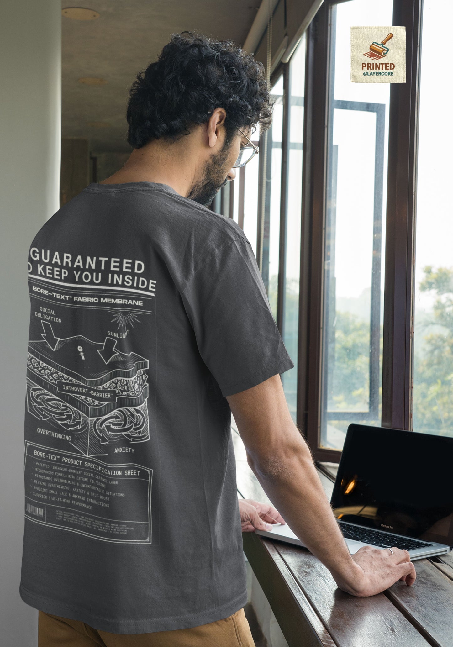 BORE-TEX Anti-Gorpcore T-Shirt mit technischem Diagramm für Introvertierte in dark heather, getargen von einem jungen Mann