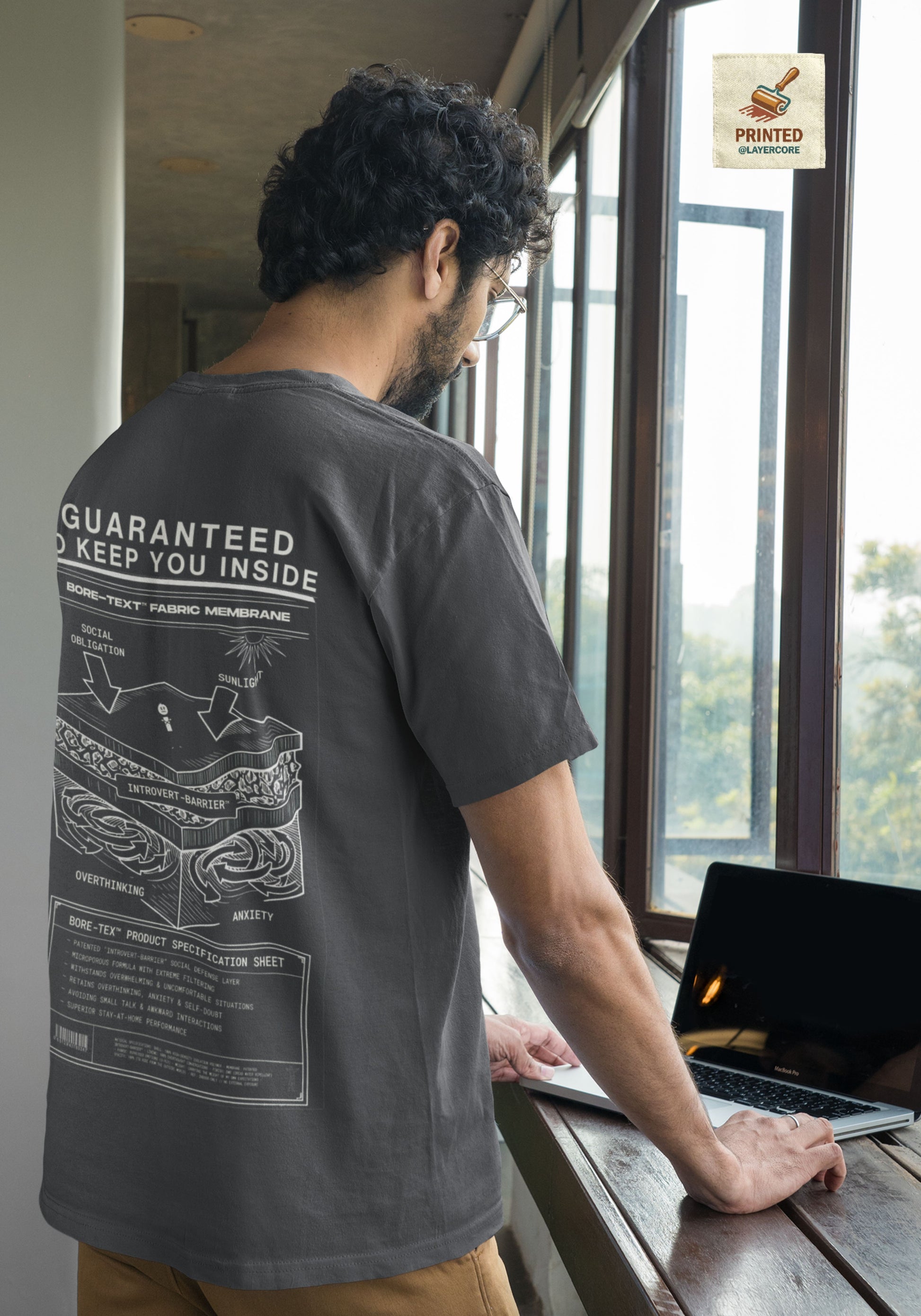 BORE-TEX Anti-Gorpcore T-Shirt mit technischem Diagramm für Introvertierte in dark heather, getargen von einem jungen Mann