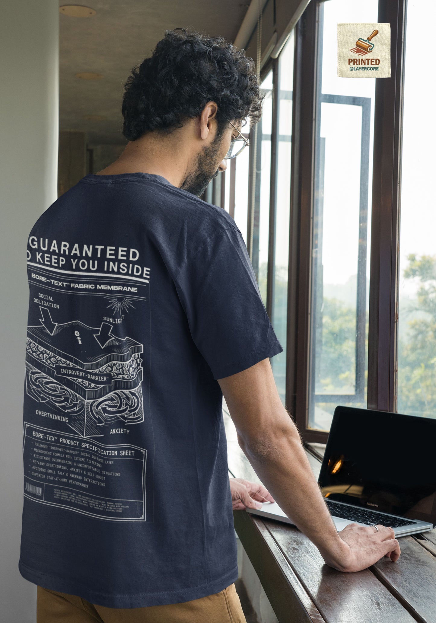 BORE-TEX Anti-Gorpcore T-Shirt mit technischem Diagramm für Introvertierte in navy blue, getargen von einem jungen Mann