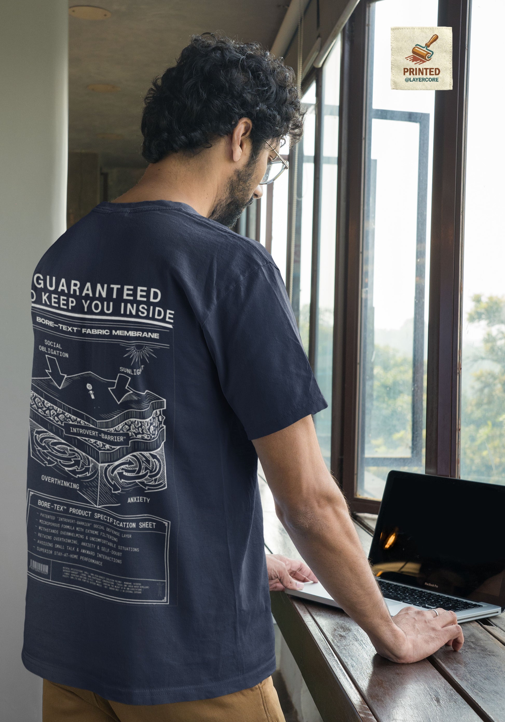 BORE-TEX Anti-Gorpcore T-Shirt mit technischem Diagramm für Introvertierte in navy blue, getargen von einem jungen Mann