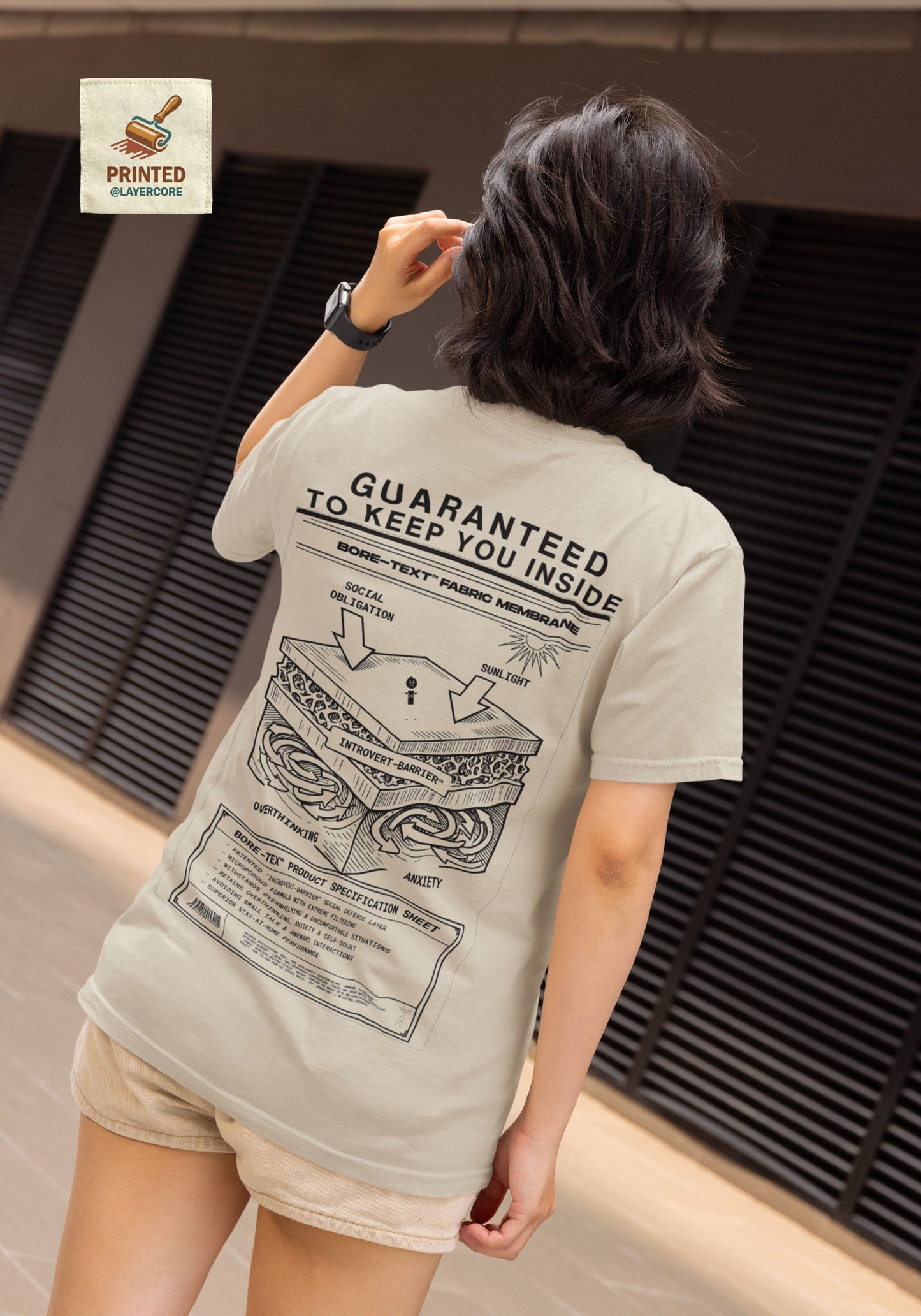 BORE-TEX Anti-Gorpcore T-Shirt mit technischem Diagramm für Introvertierte in sand farben, getargen von einer jungen Frau