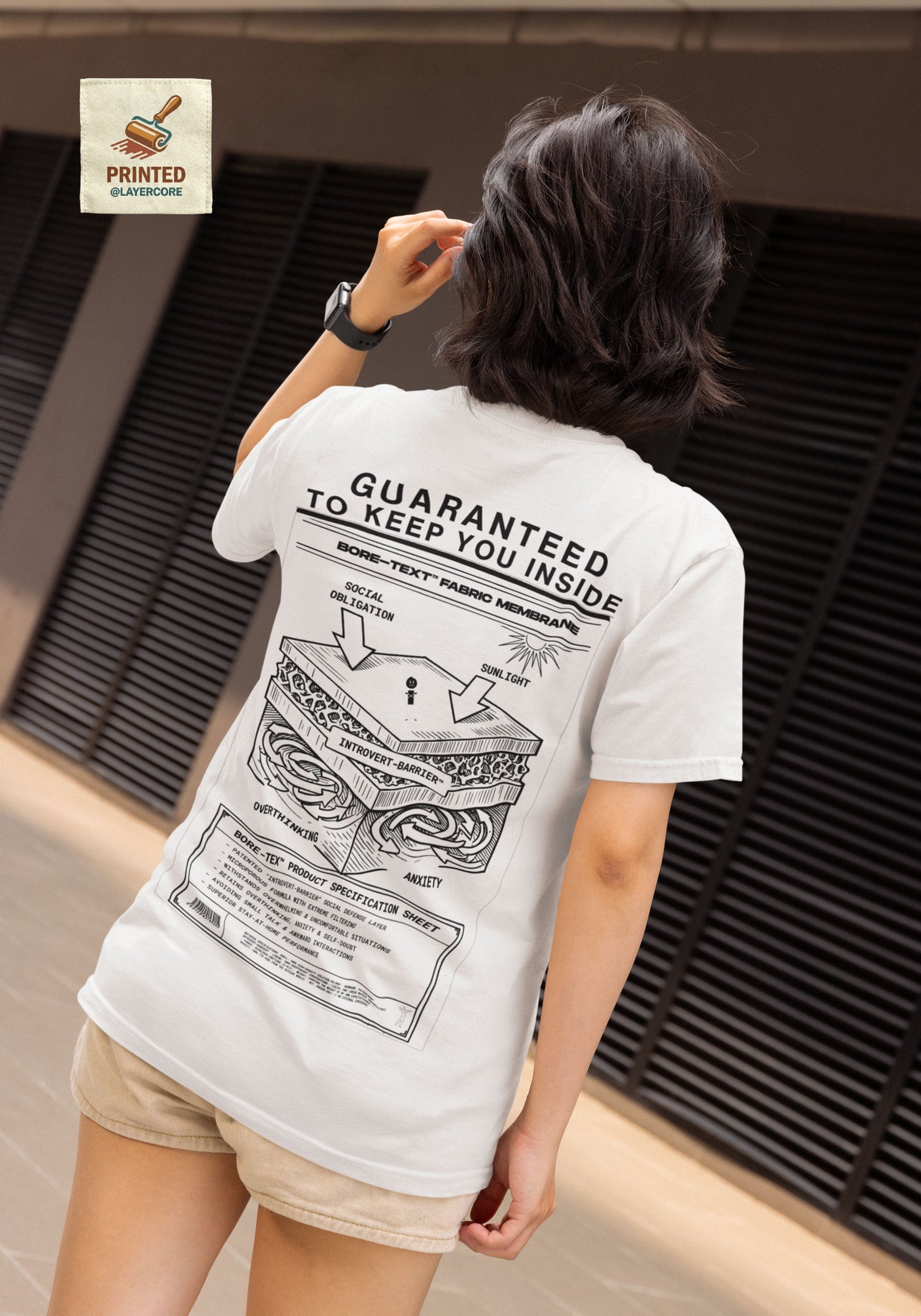 BORE-TEX Anti-Gorpcore T-Shirt mit technischem Diagramm für Introvertierte in Asche farben, getragen von einer jungen Frau